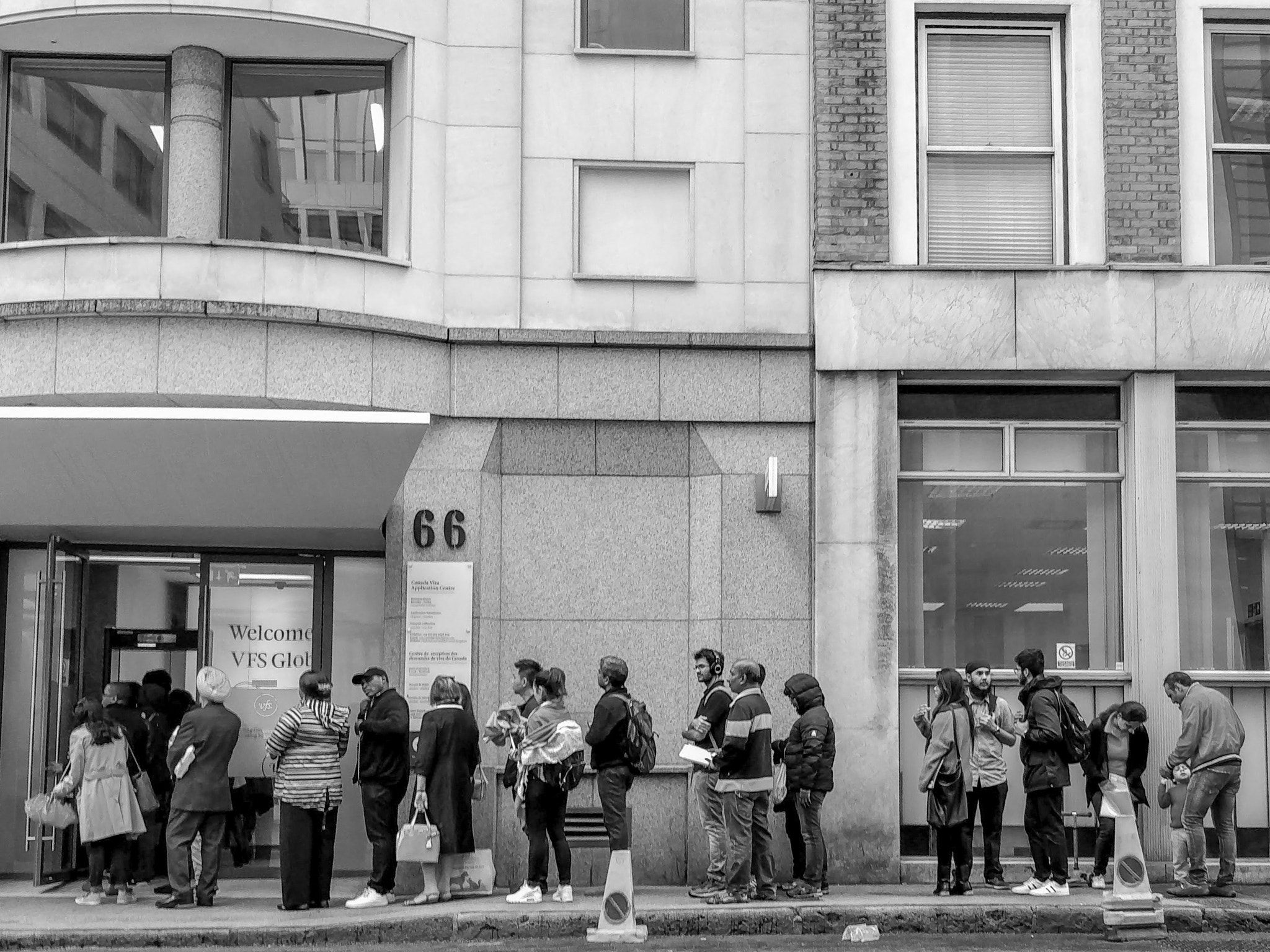 OnePlus 5T sample photo. Queue photography