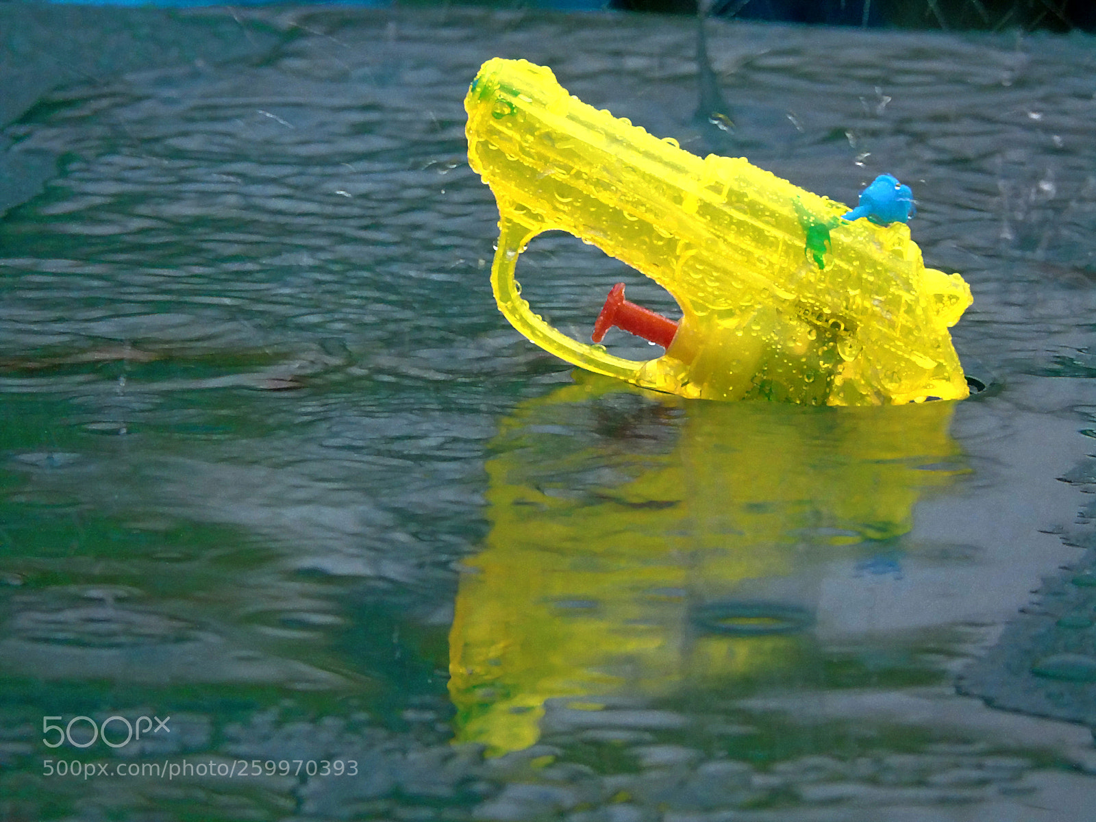 Sony Cyber-shot DSC-H400 sample photo. Filling the water pistol photography