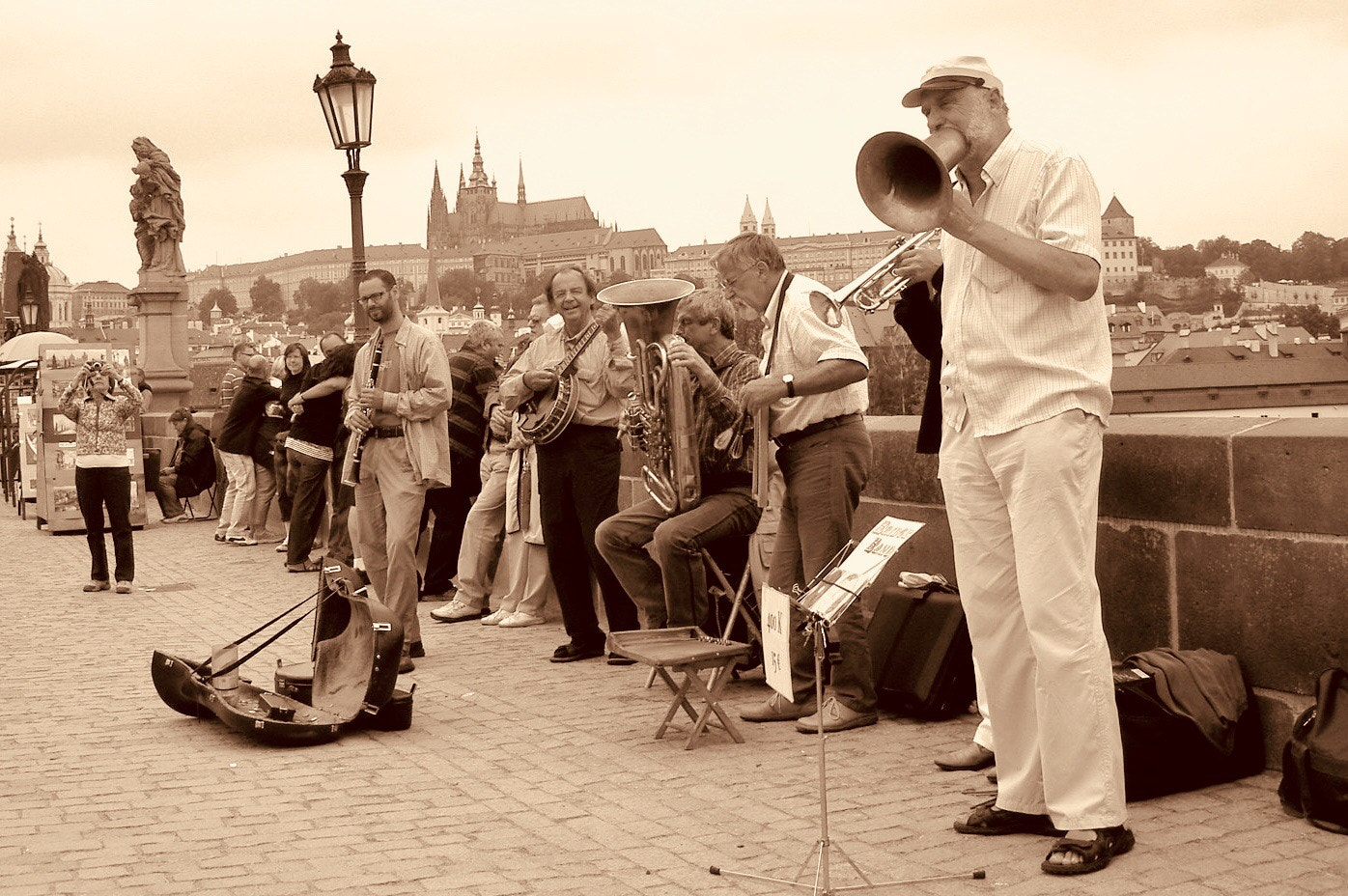 KONICA MINOLTA DIGITAL CAMERA KD-500Z sample photo. Street musician in praha photography