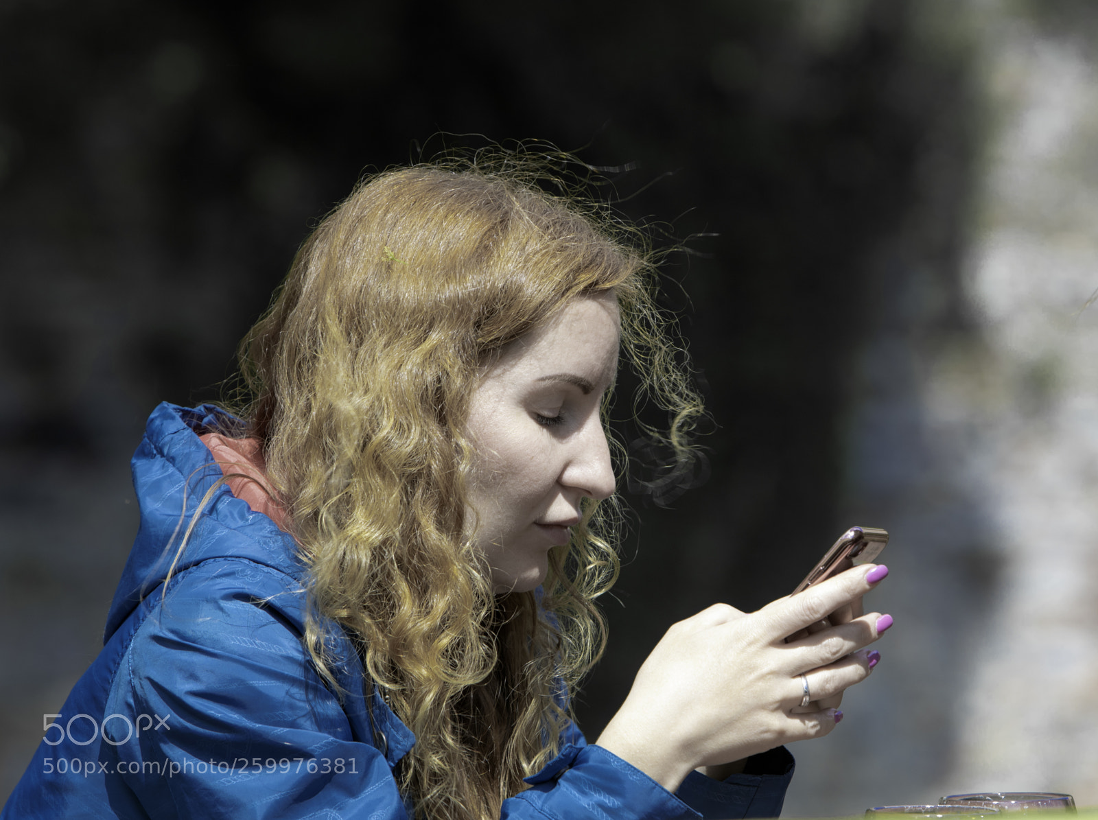 Canon EOS 5D Mark IV sample photo. Texting photography