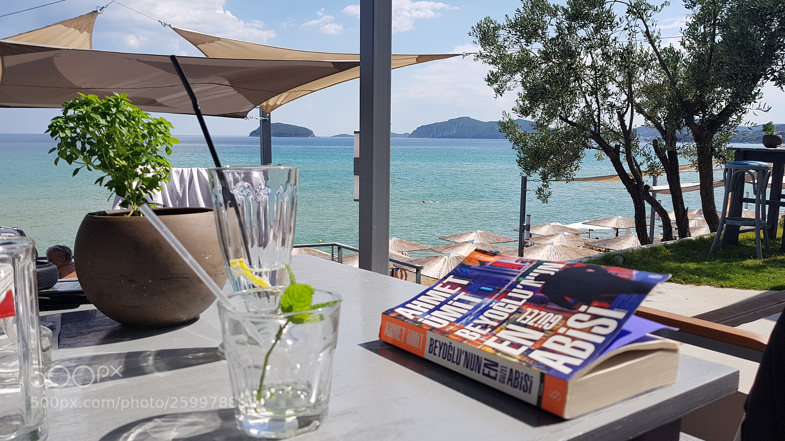 Samsung Galaxy S8+ sample photo. Reading on vacatiom photography
