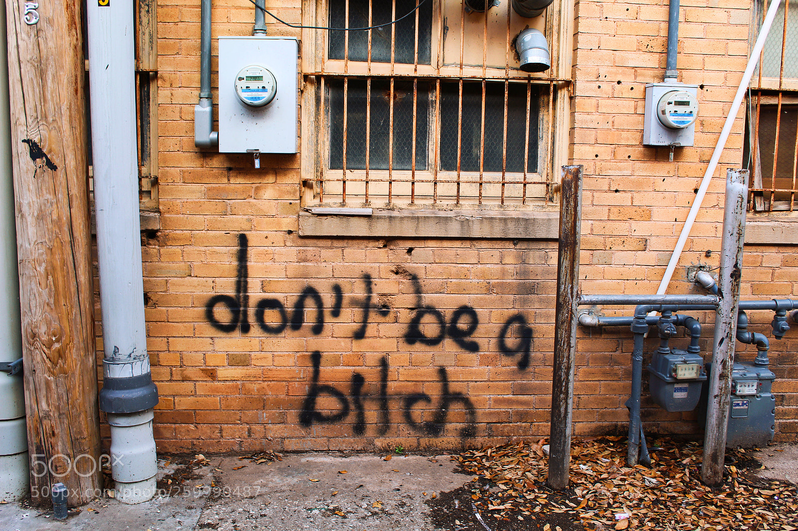 Canon EOS 1300D (EOS Rebel T6 / EOS Kiss X80) sample photo. Downtown graffiti photography