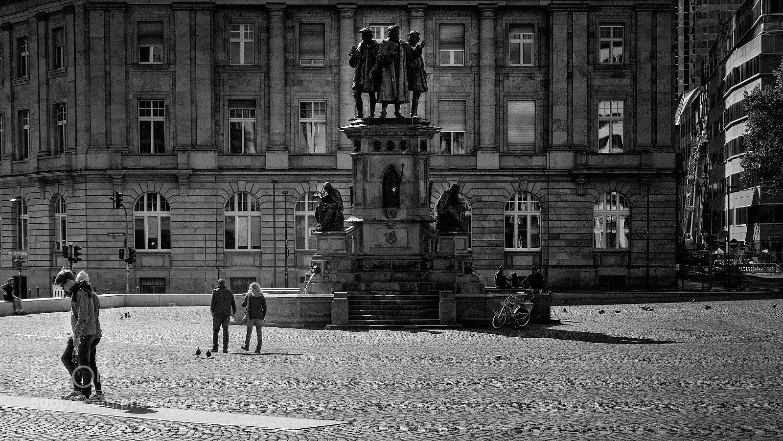 Sony Cyber-shot DSC-RX100 III sample photo. Caminando por el monumento photography