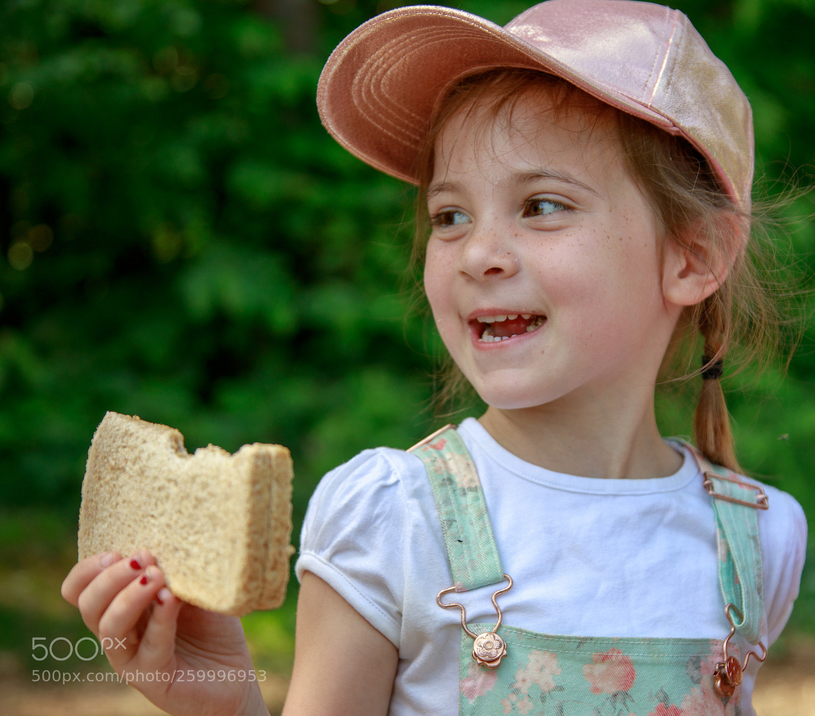 Canon EOS 5D Mark IV sample photo. A bite to eat photography