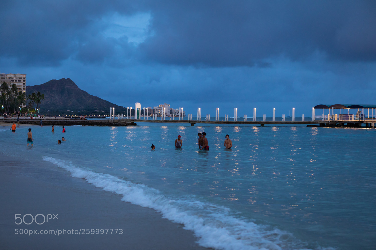Canon EOS 5D Mark IV sample photo. Waikikipierlights photography