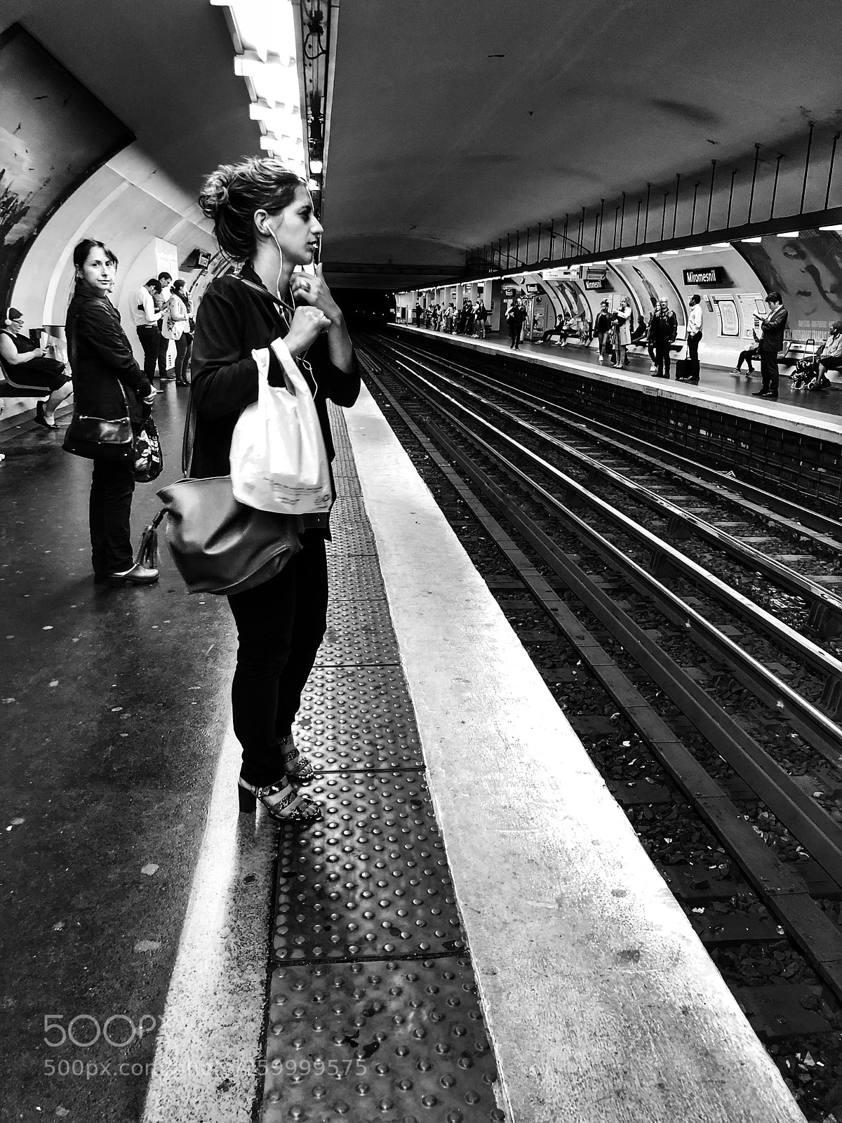Apple iPhone 8 Plus sample photo. Waiting...
metro journey  photography