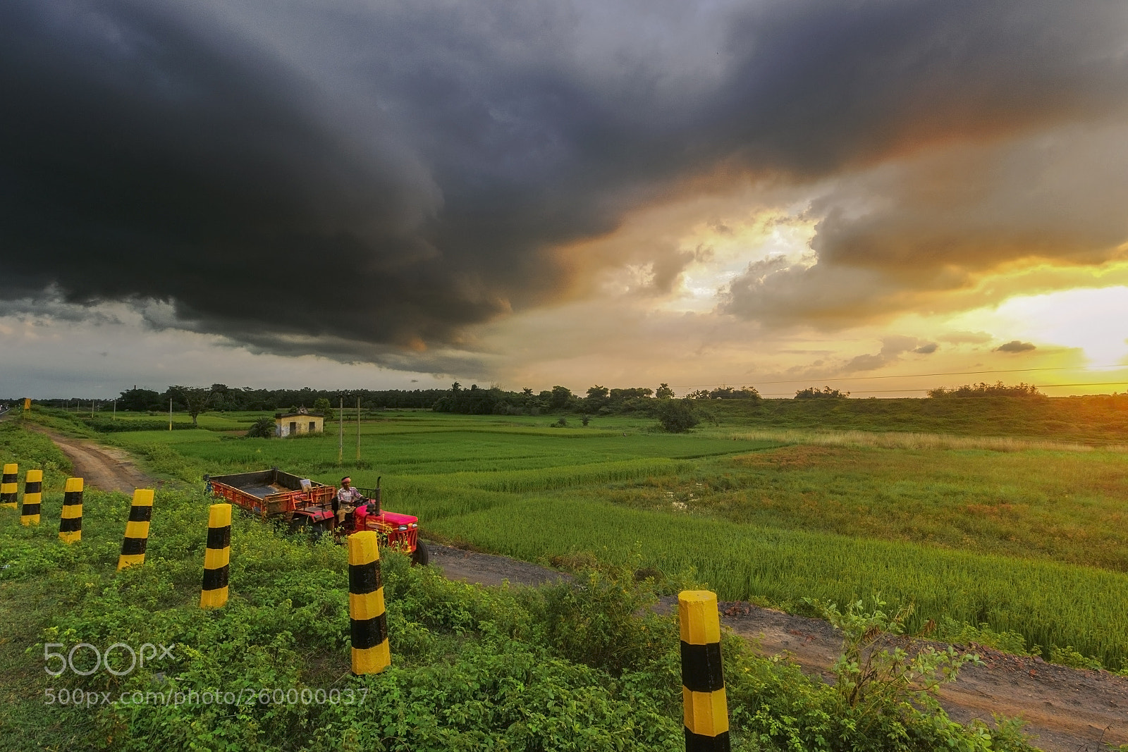 Canon EOS 600D (Rebel EOS T3i / EOS Kiss X5) sample photo. Storm building photography