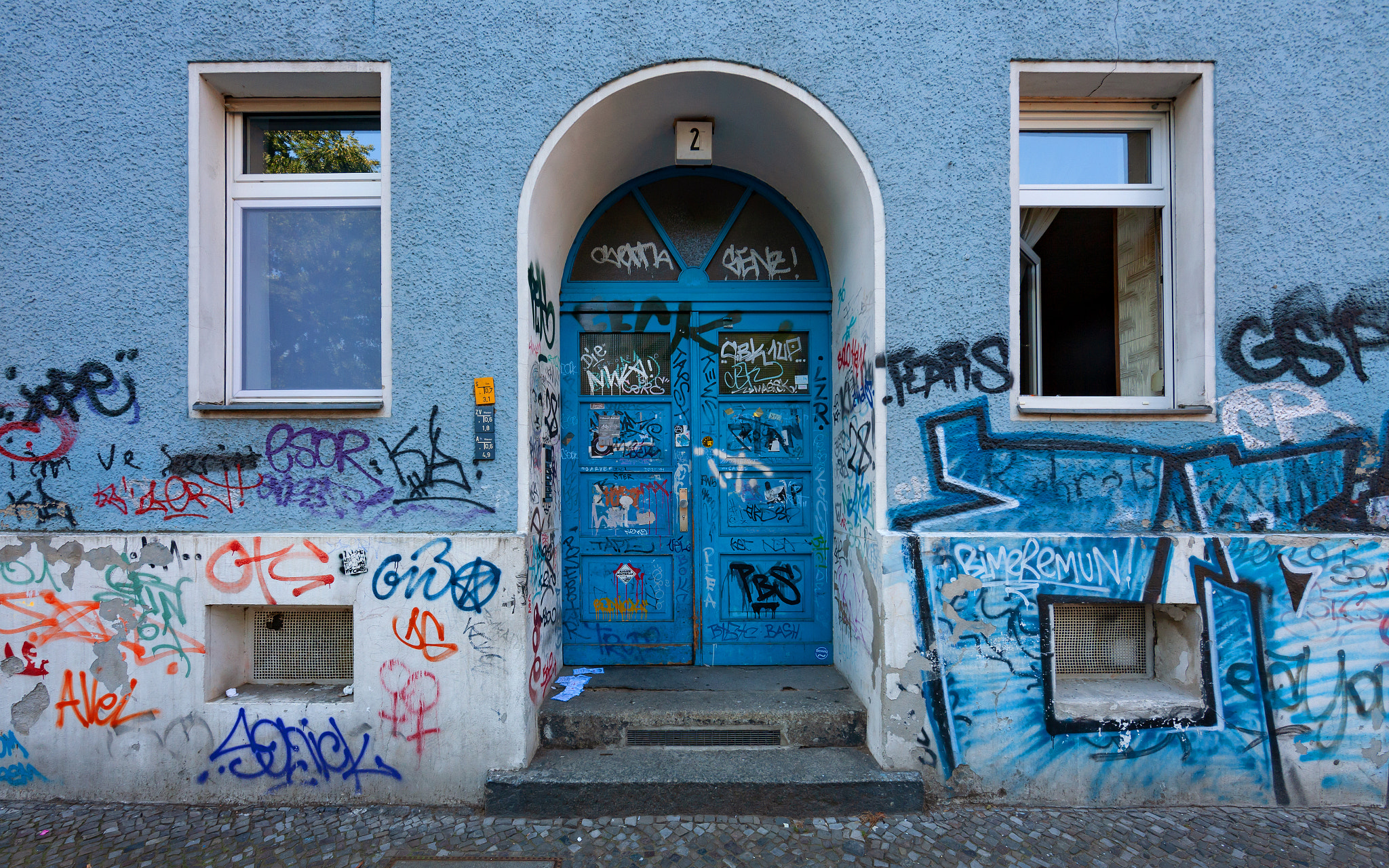Canon EOS-1Ds Mark III sample photo. Entrance to blue tenement in berlin photography