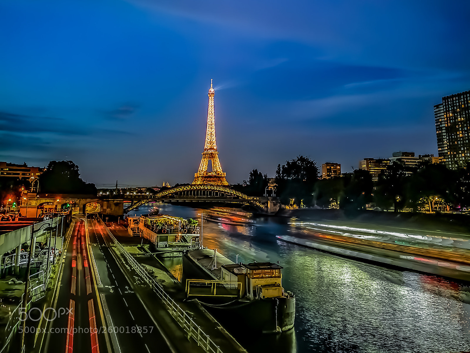 HUAWEI P10 sample photo. Eiffel tower by night photography