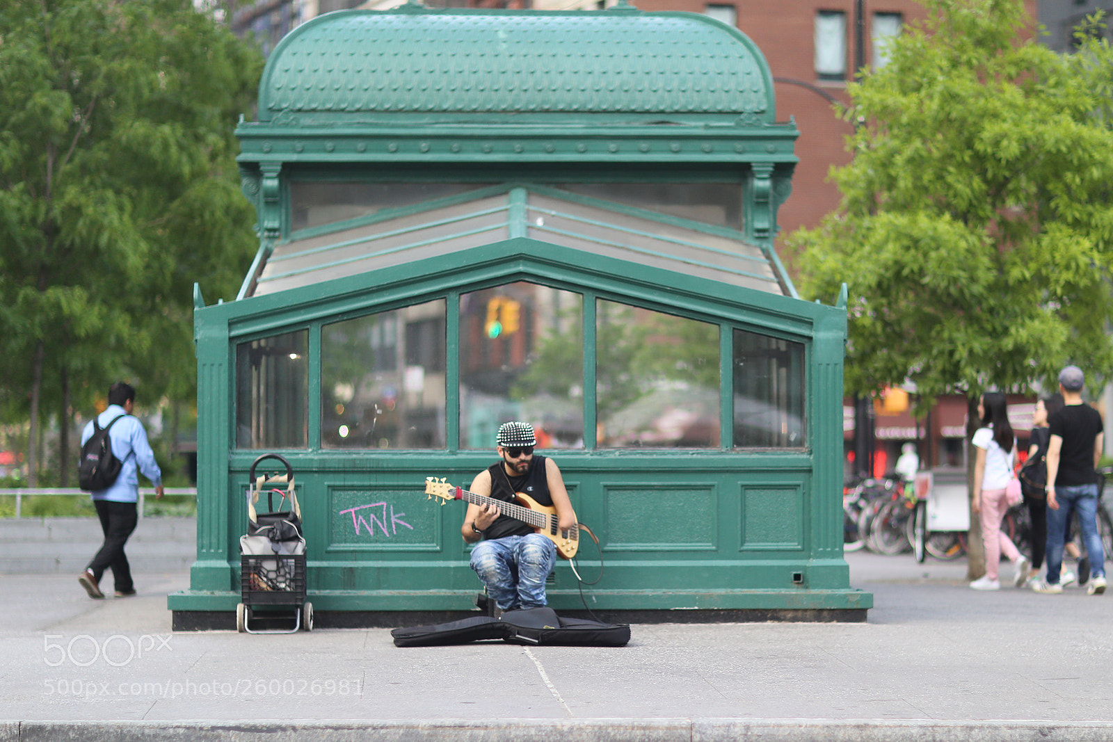 Canon EOS 6D sample photo. Guitar player, astor place photography