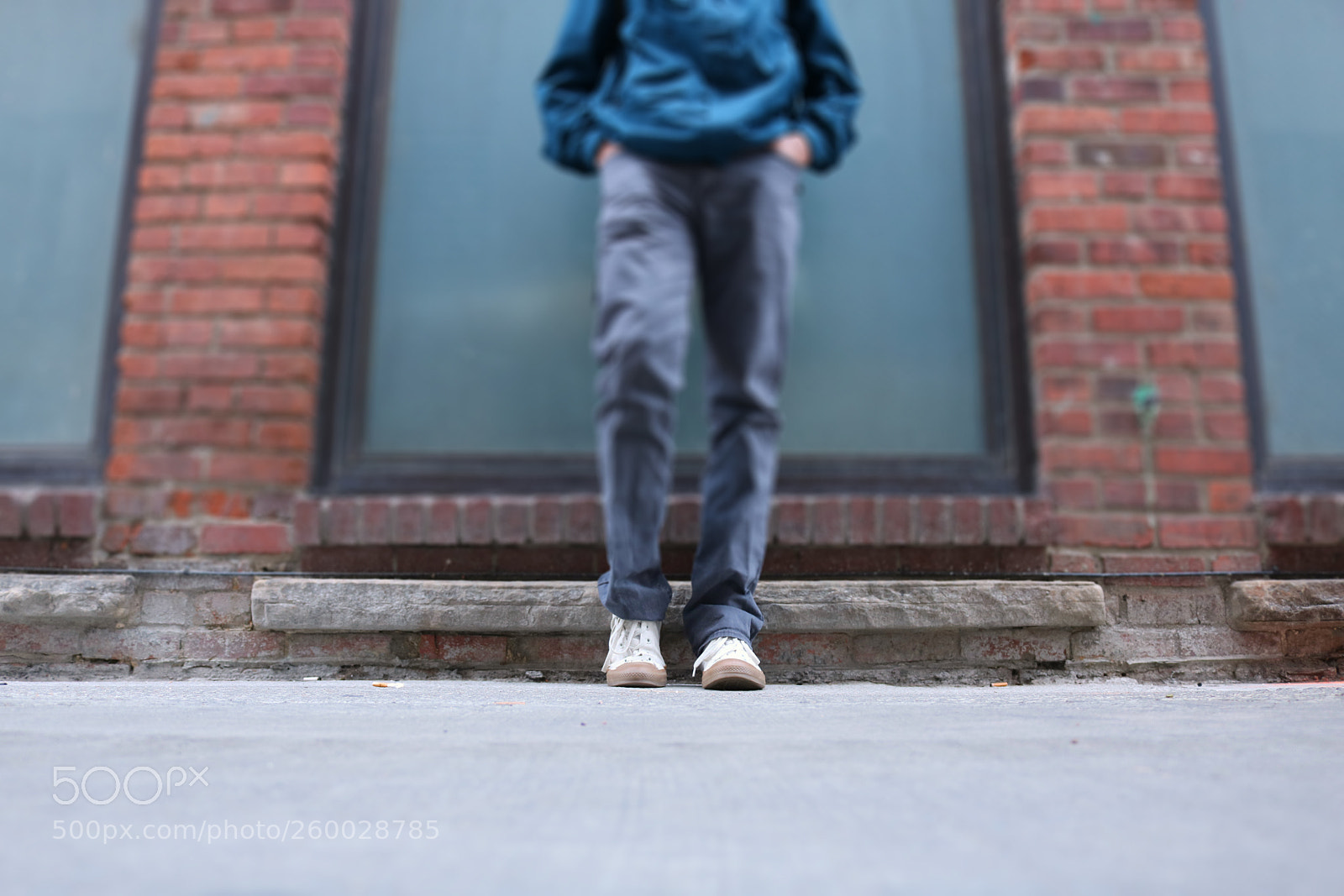 Canon EOS 750D (EOS Rebel T6i / EOS Kiss X8i) sample photo. Casual pose with brick photography