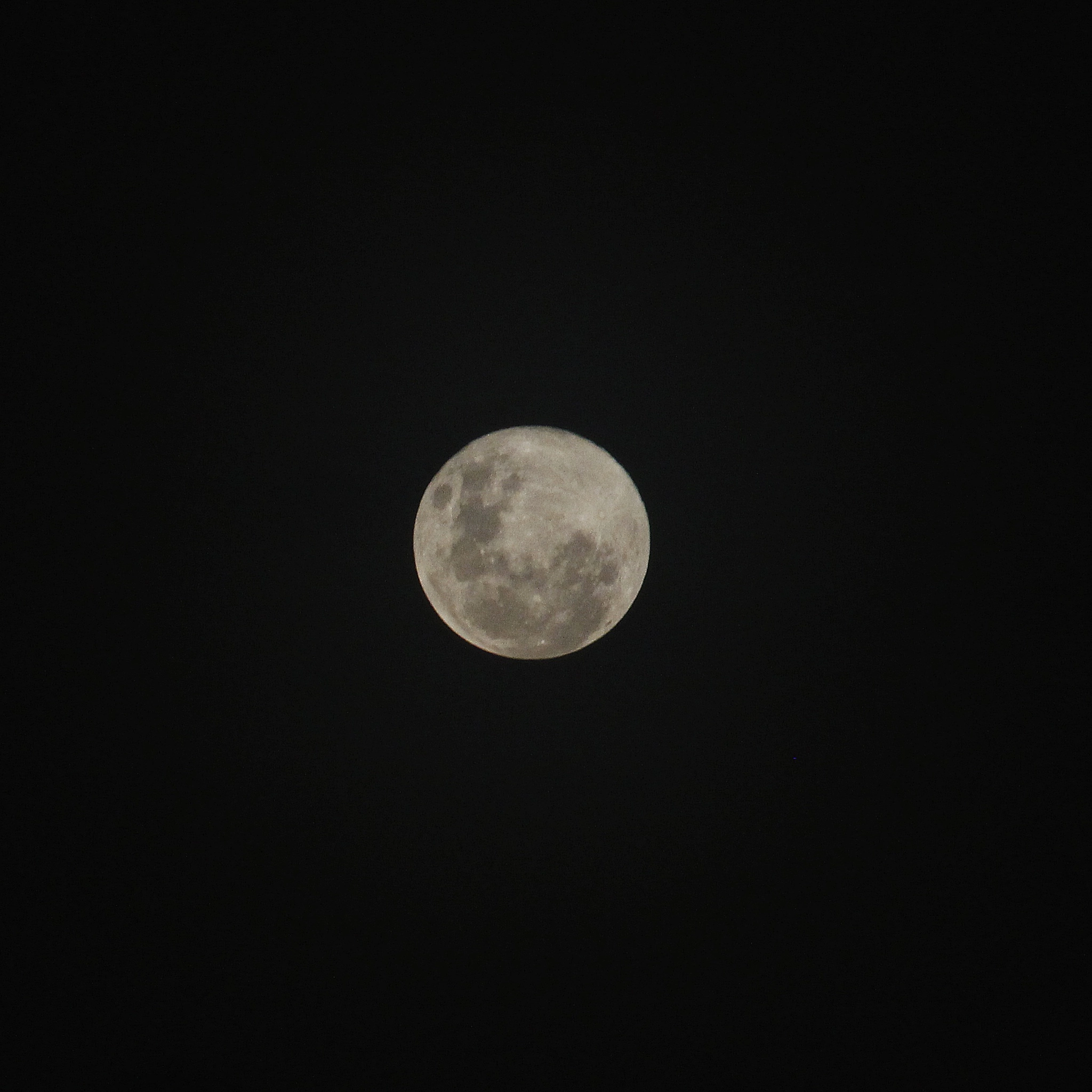 Canon EF-S 55-250mm F4-5.6 IS STM sample photo. "una luna en la laguna... photography