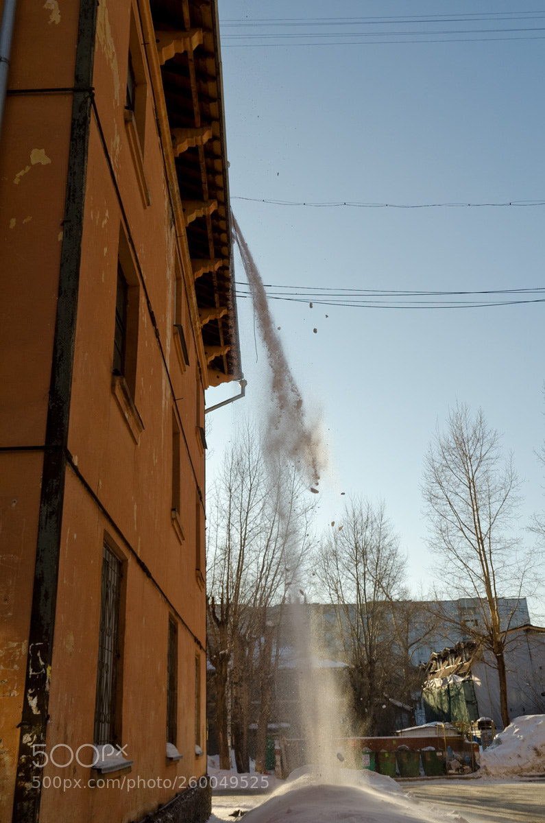 Nikon D7000 sample photo. Чистят крышу от снега photography