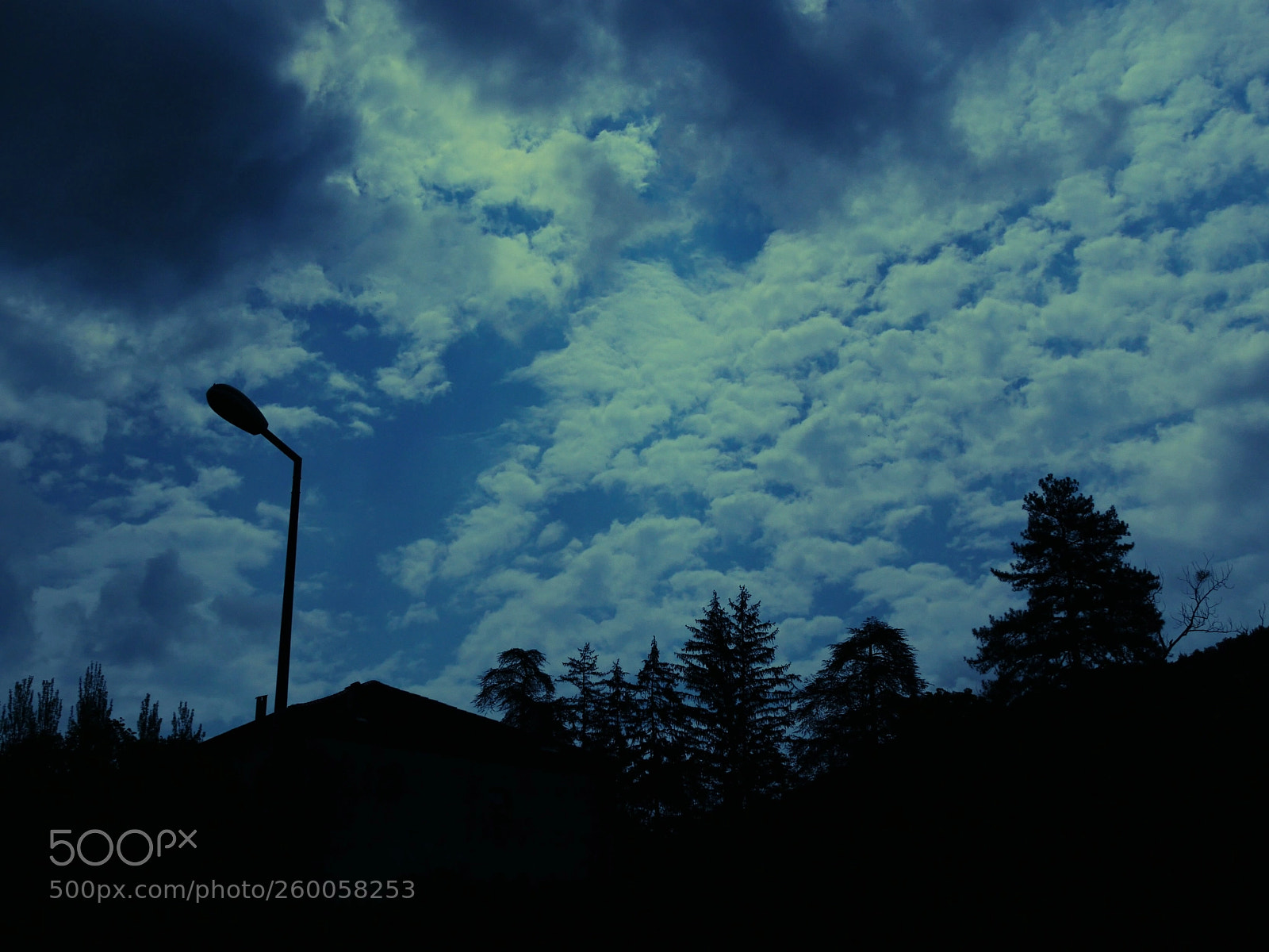 Panasonic Lumix DMC-GX85 (Lumix DMC-GX80 / Lumix DMC-GX7 Mark II) sample photo. Lampadaire photography