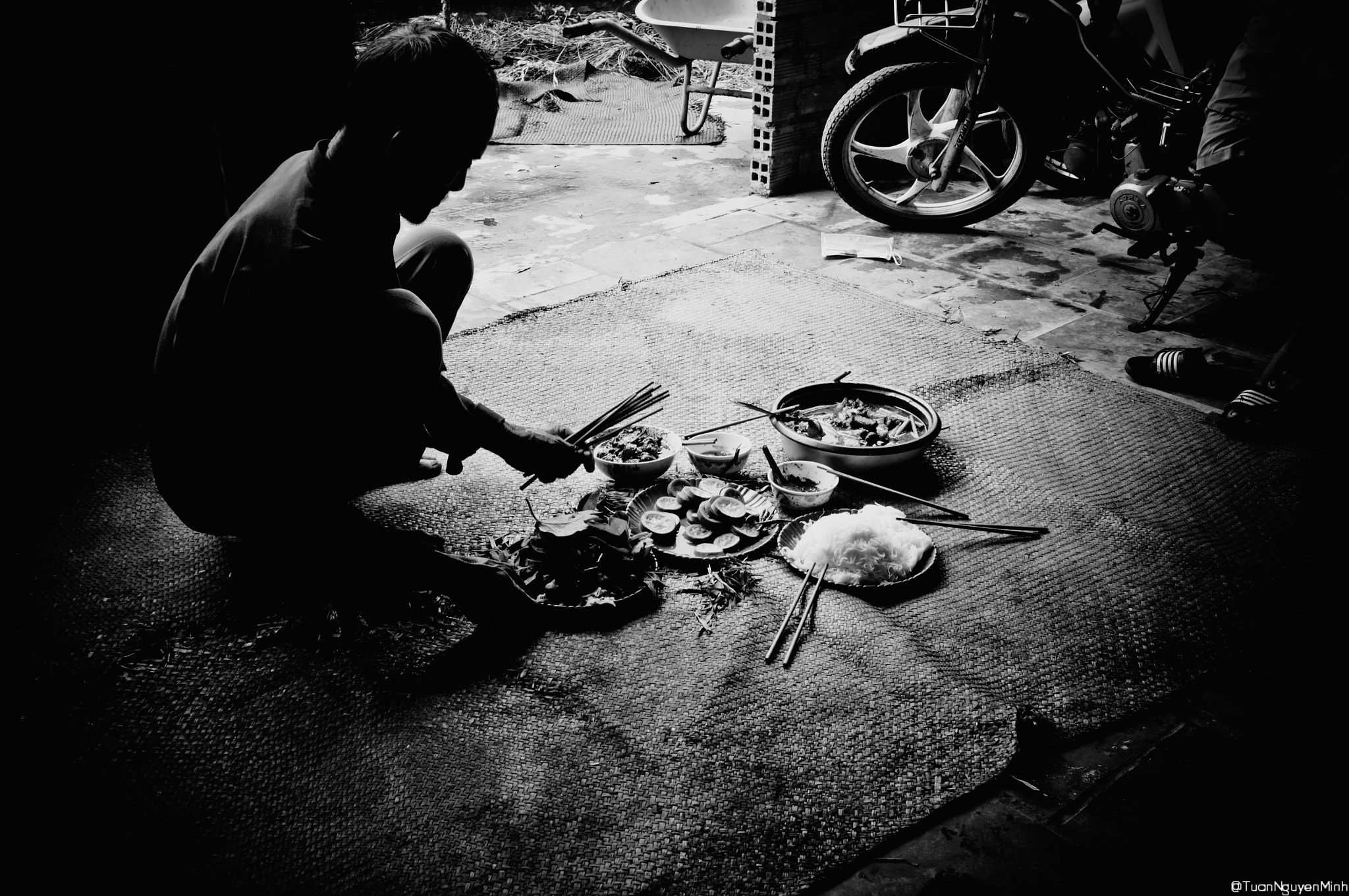 Sony Alpha NEX-F3 sample photo. Lunch of poor guys photography