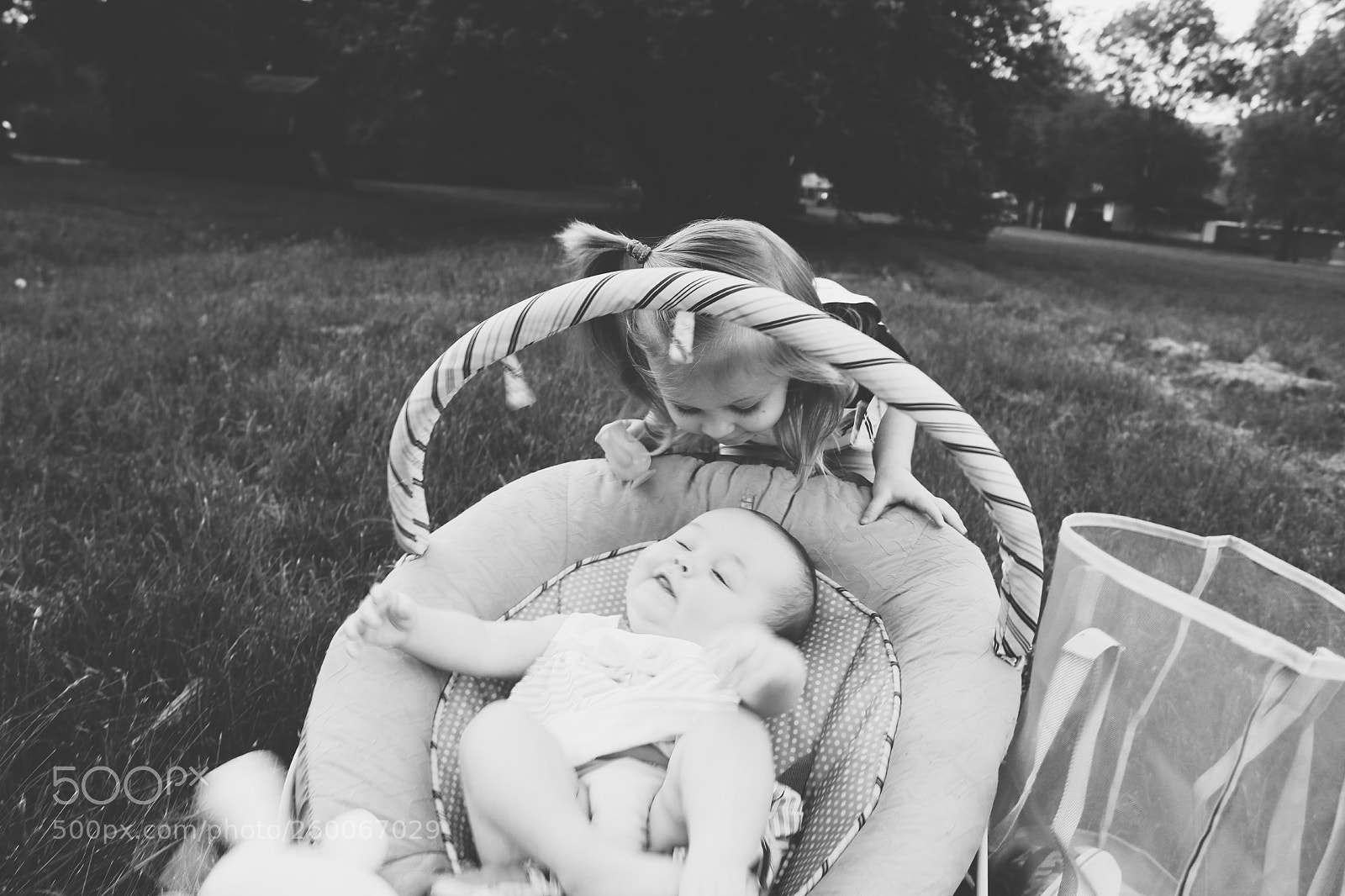Canon EOS 600D (Rebel EOS T3i / EOS Kiss X5) sample photo. Big sister kisses photography