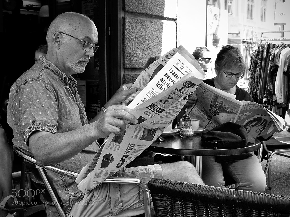 Fujifilm X-Pro2 sample photo. Reading the news 2 photography