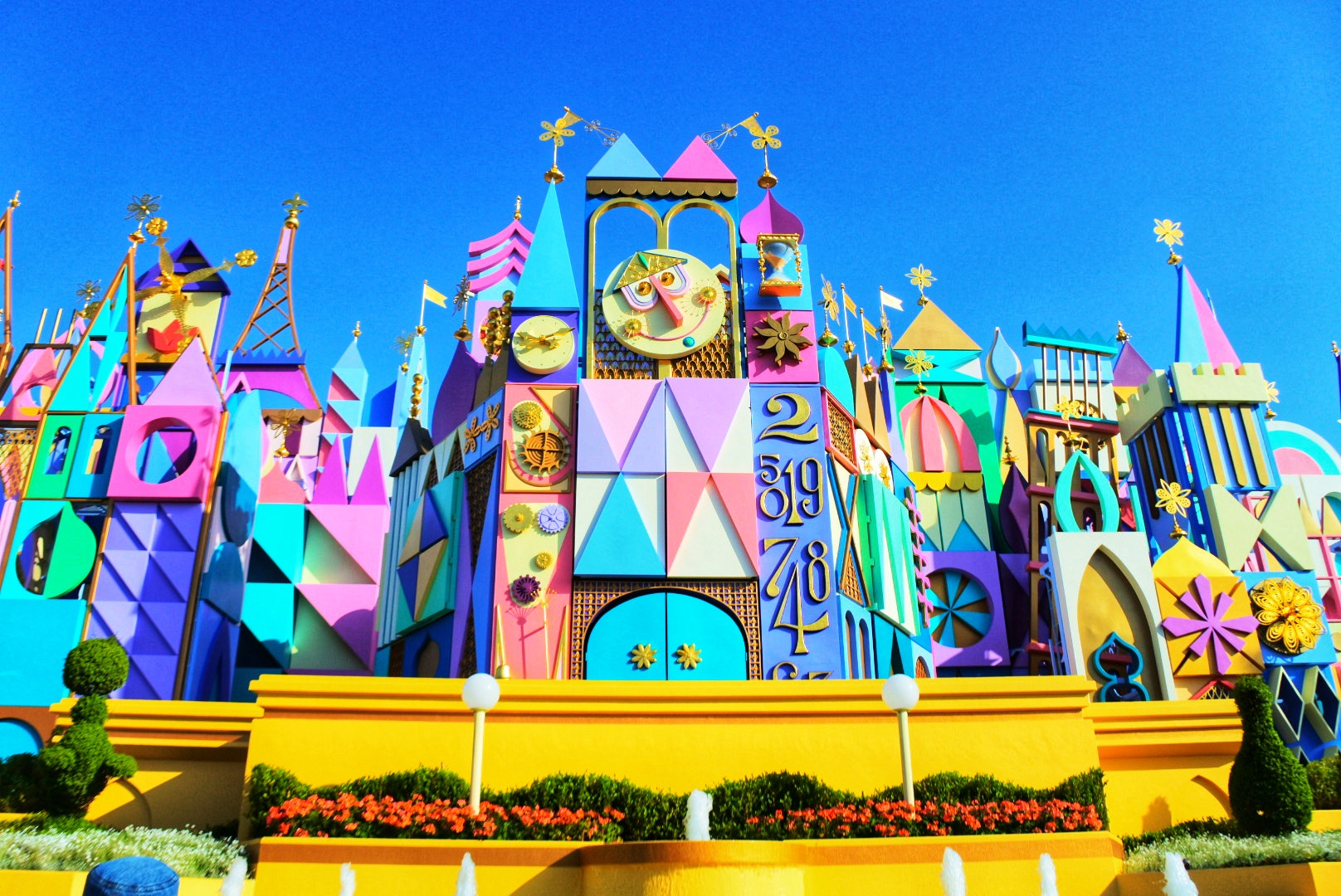 Nikon 1 J5 sample photo. It's a small world photography