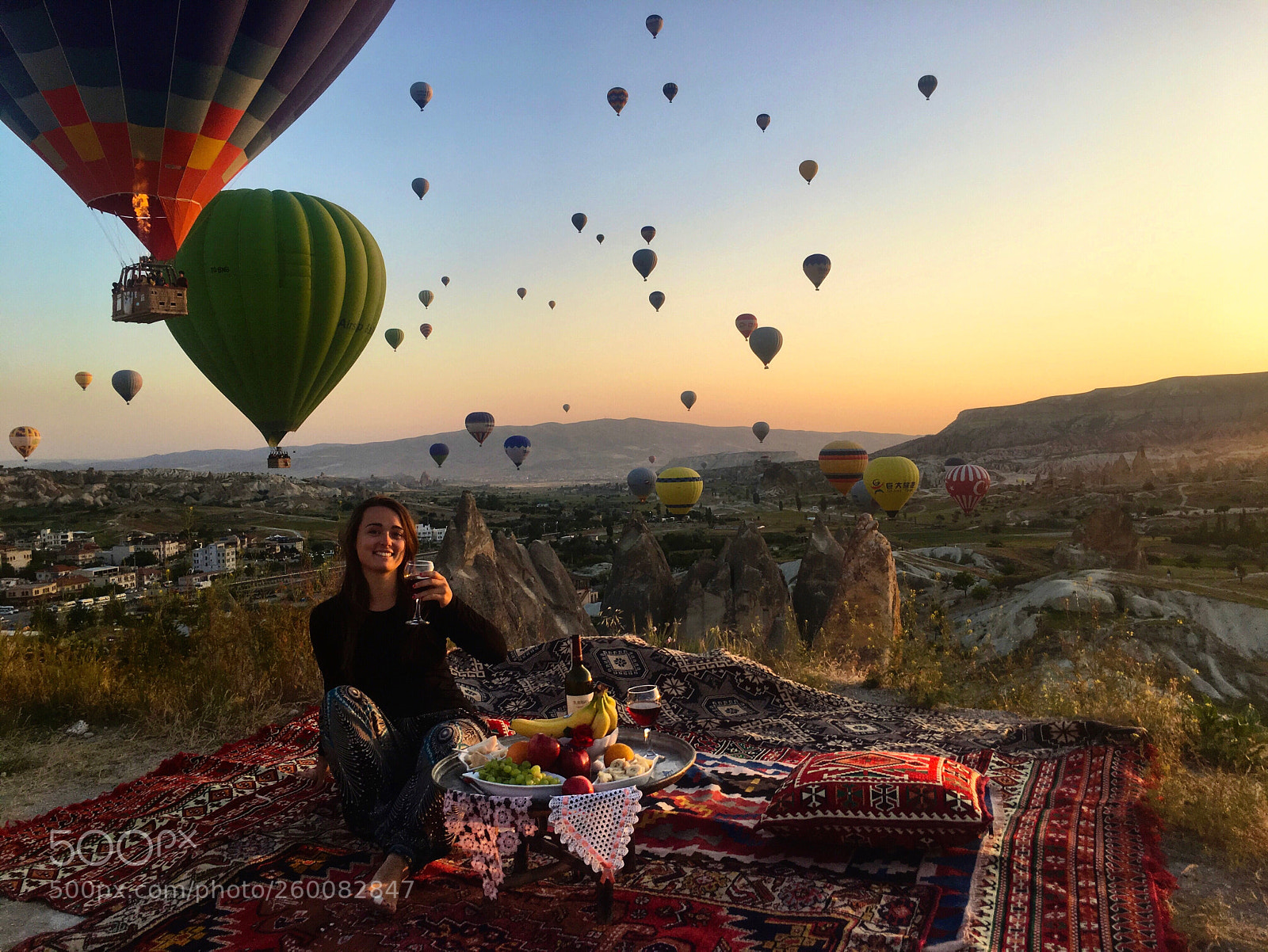 Apple iPhone 6s sample photo. Cappadocia balloons from outside photography