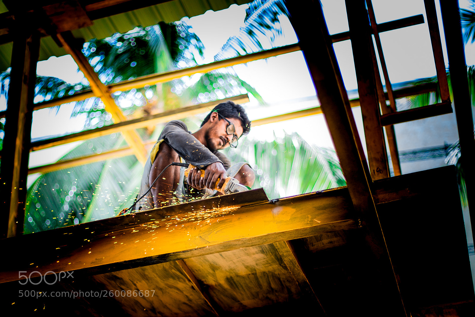 Canon EOS 5D Mark IV sample photo. Worker cutting metal sheet photography