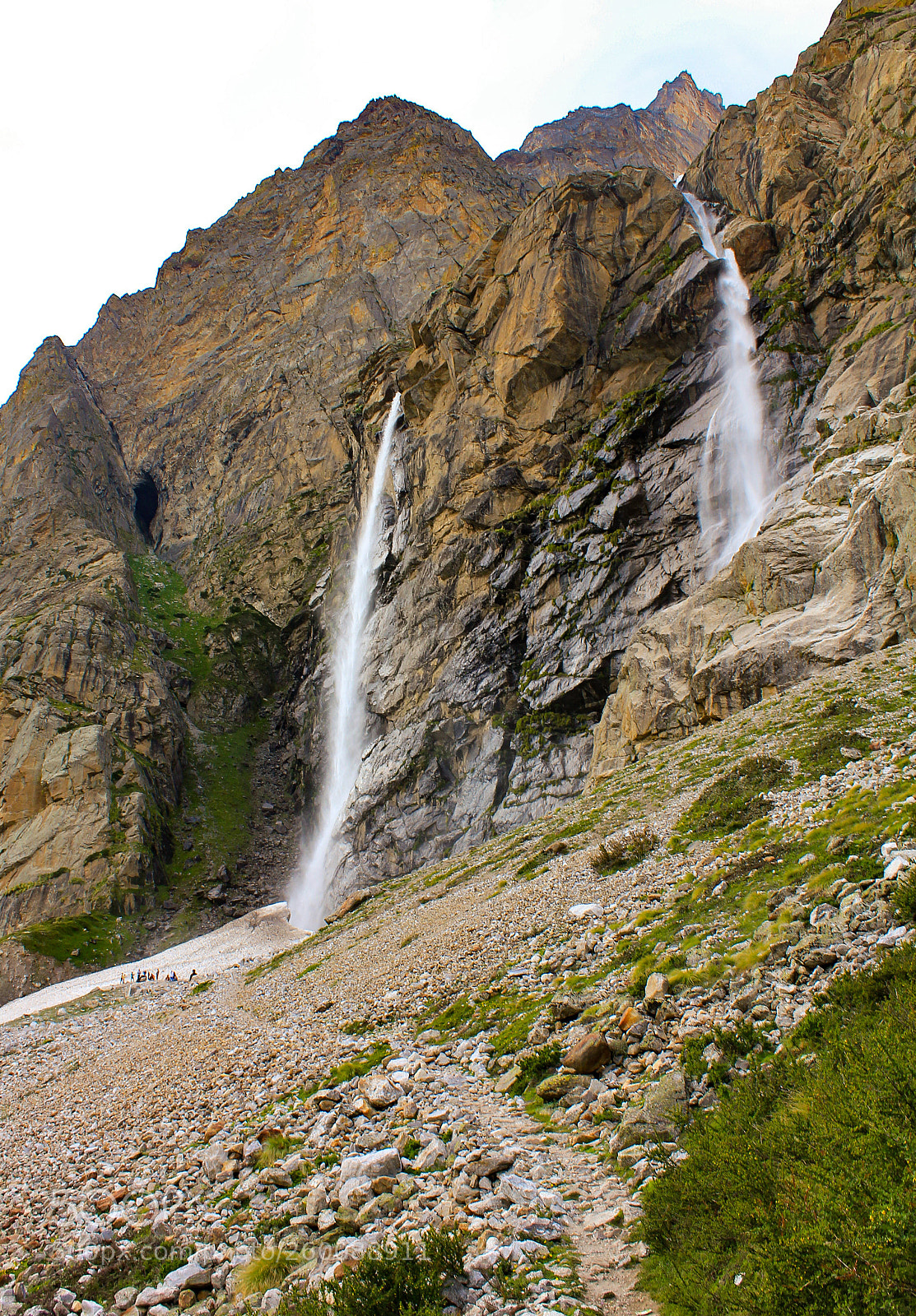 Canon EOS 550D (EOS Rebel T2i / EOS Kiss X4) sample photo. Vasudhara falls... photography