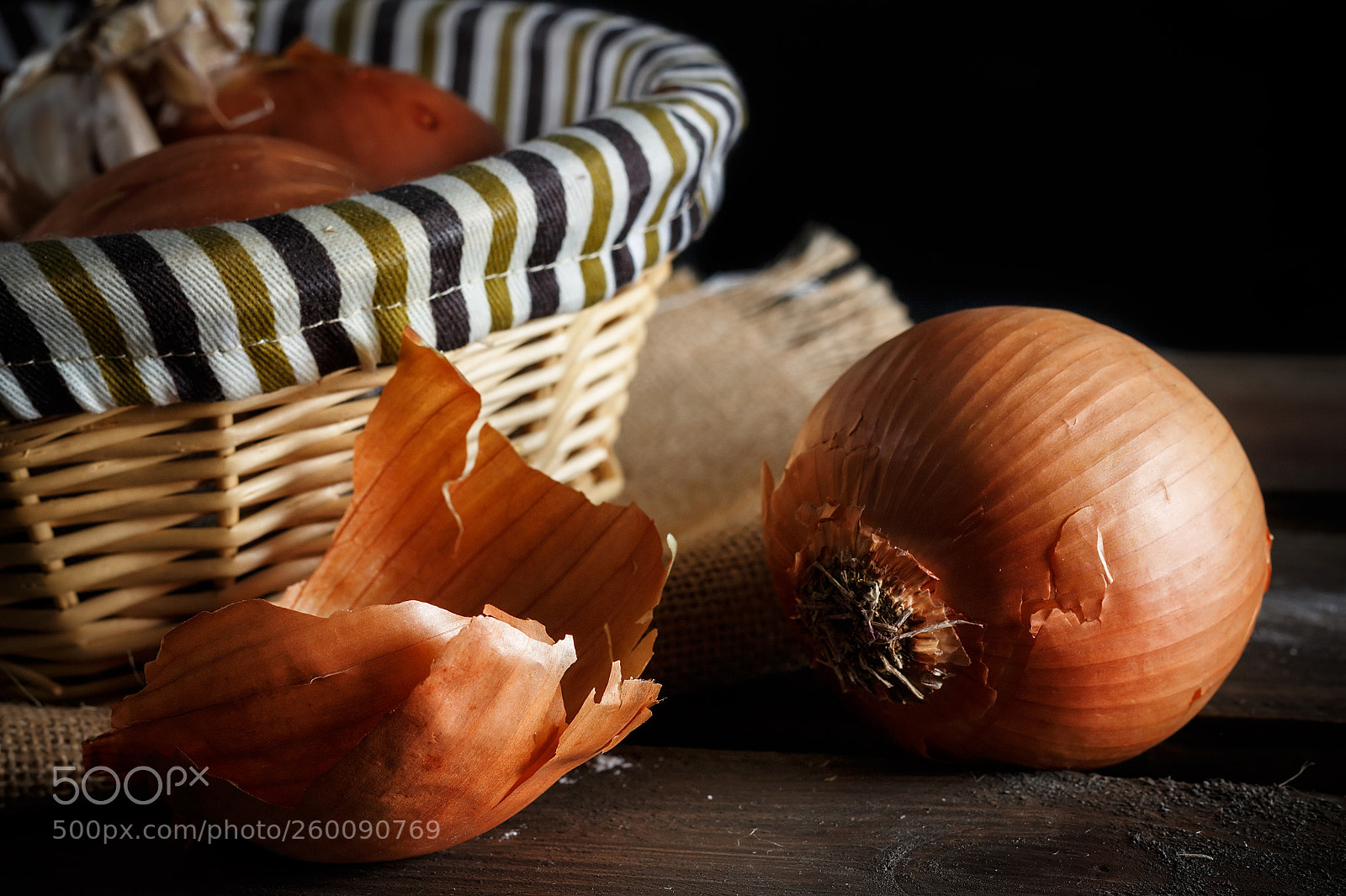 Canon EOS 700D (EOS Rebel T5i / EOS Kiss X7i) sample photo. Onion and onion skin. photography