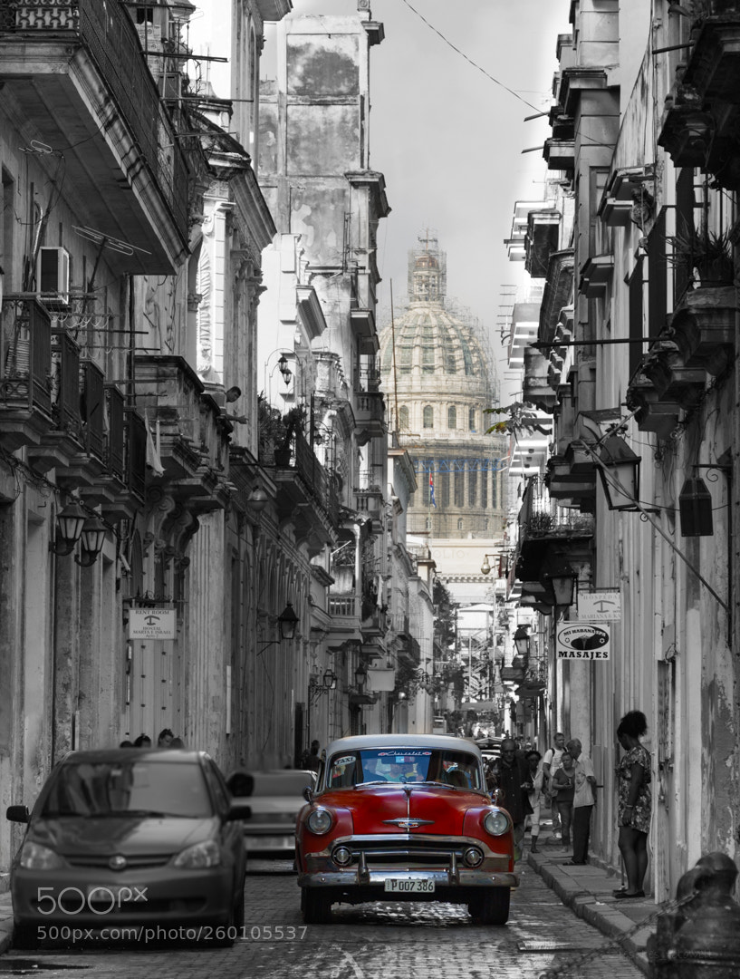 Canon EOS 750D (EOS Rebel T6i / EOS Kiss X8i) sample photo. Narrow road in havana photography