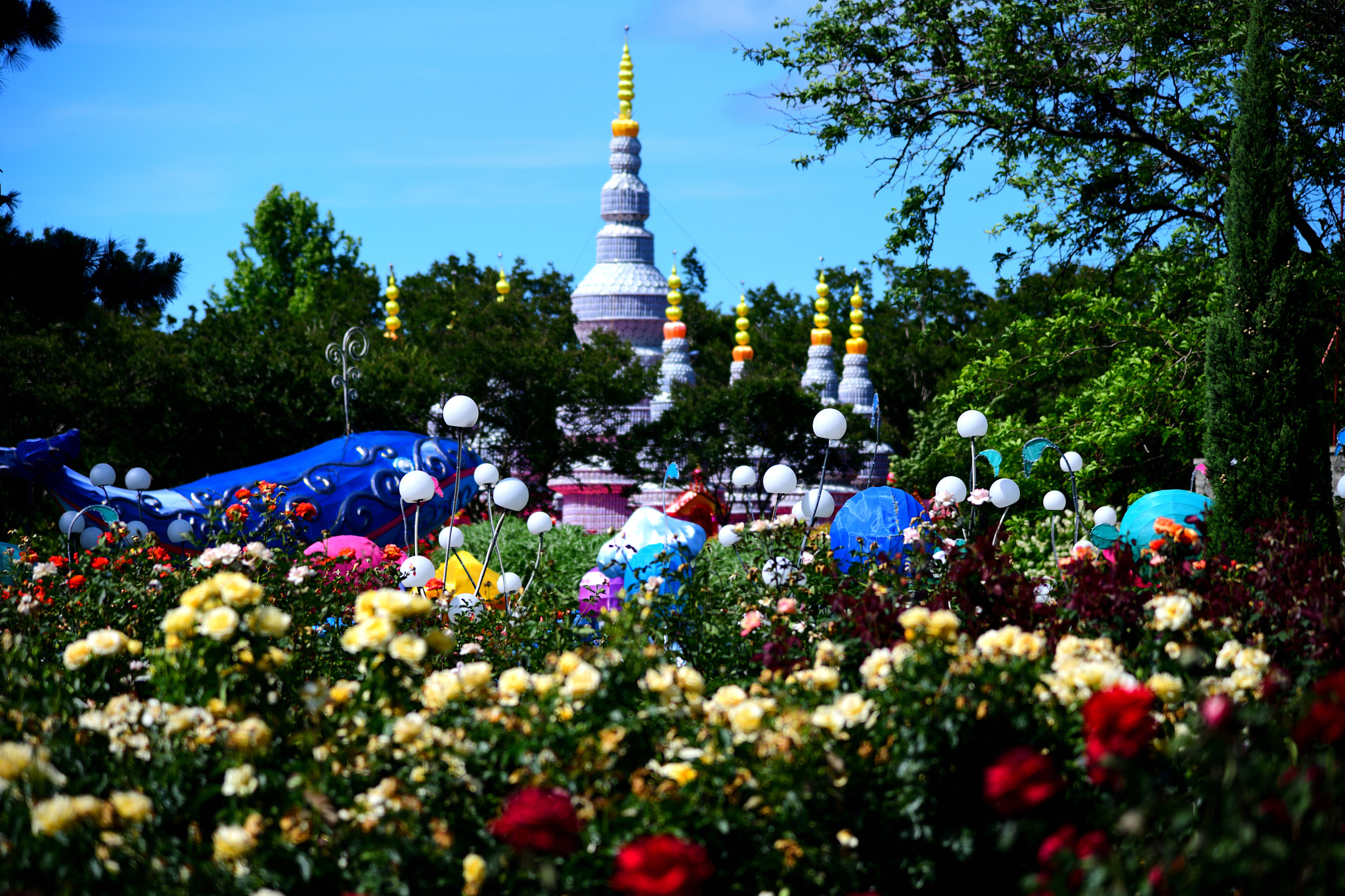 Nikon D850 + Nikon AF-S Nikkor 24-120mm F4G ED VR sample photo. The porcelain tower in the midst of a flowerbed photography