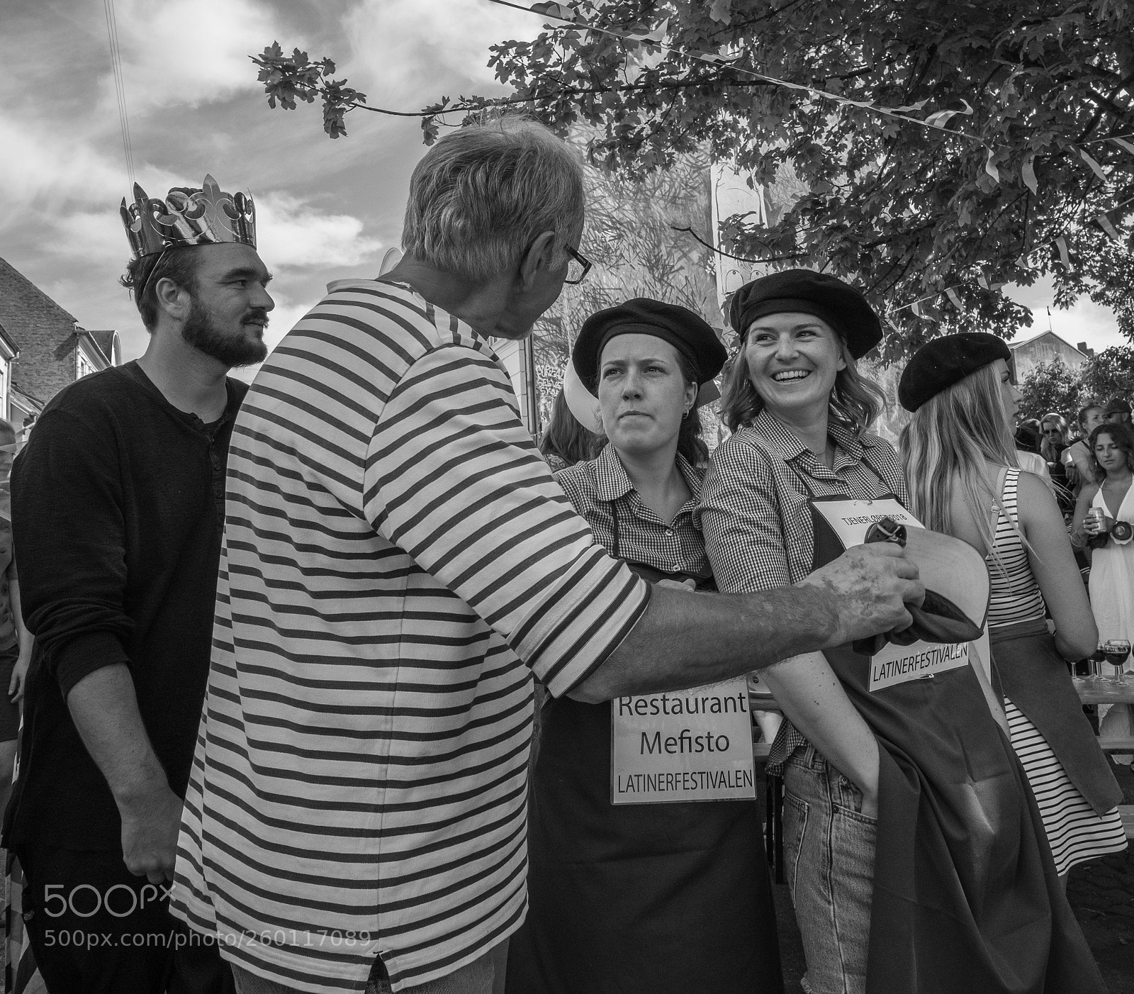 Fujifilm X-T20 sample photo. The waiter running competition photography