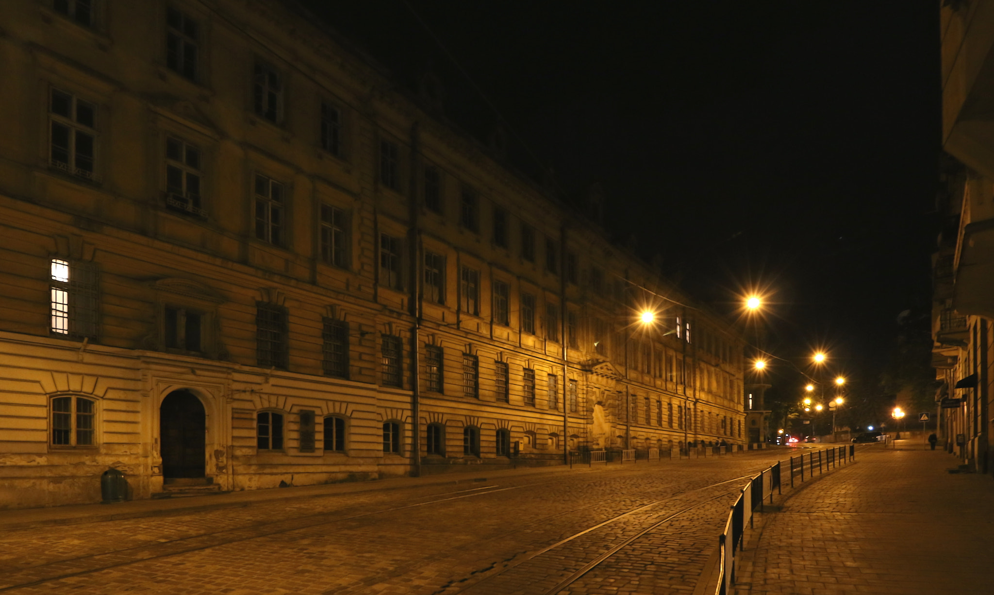 Canon EF-S 10-18mm F4.5–5.6 IS STM sample photo. Night lviv (ukraine) photography
