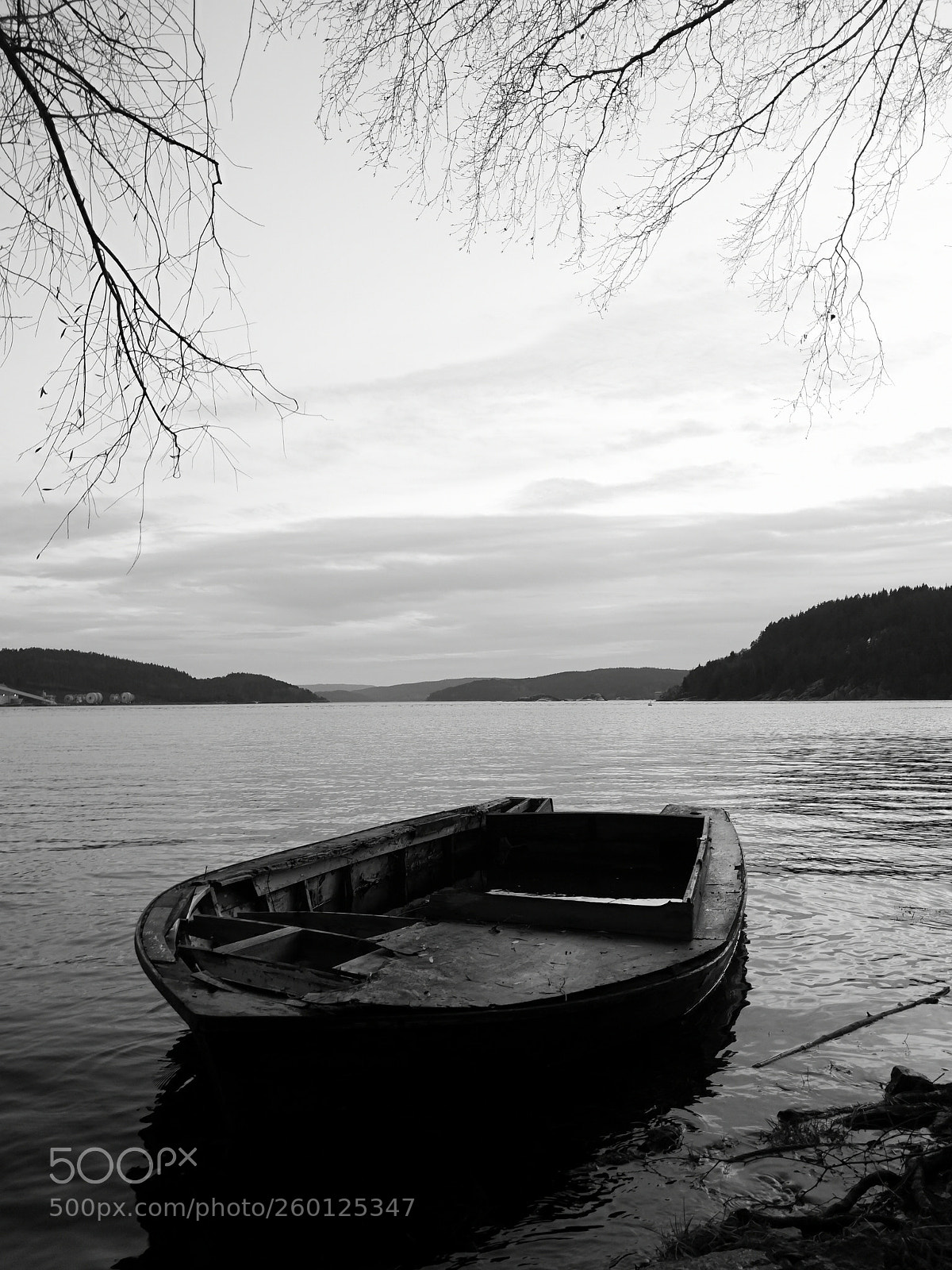 HUAWEI Mate 10 Pro sample photo. Black and white dinghy photography