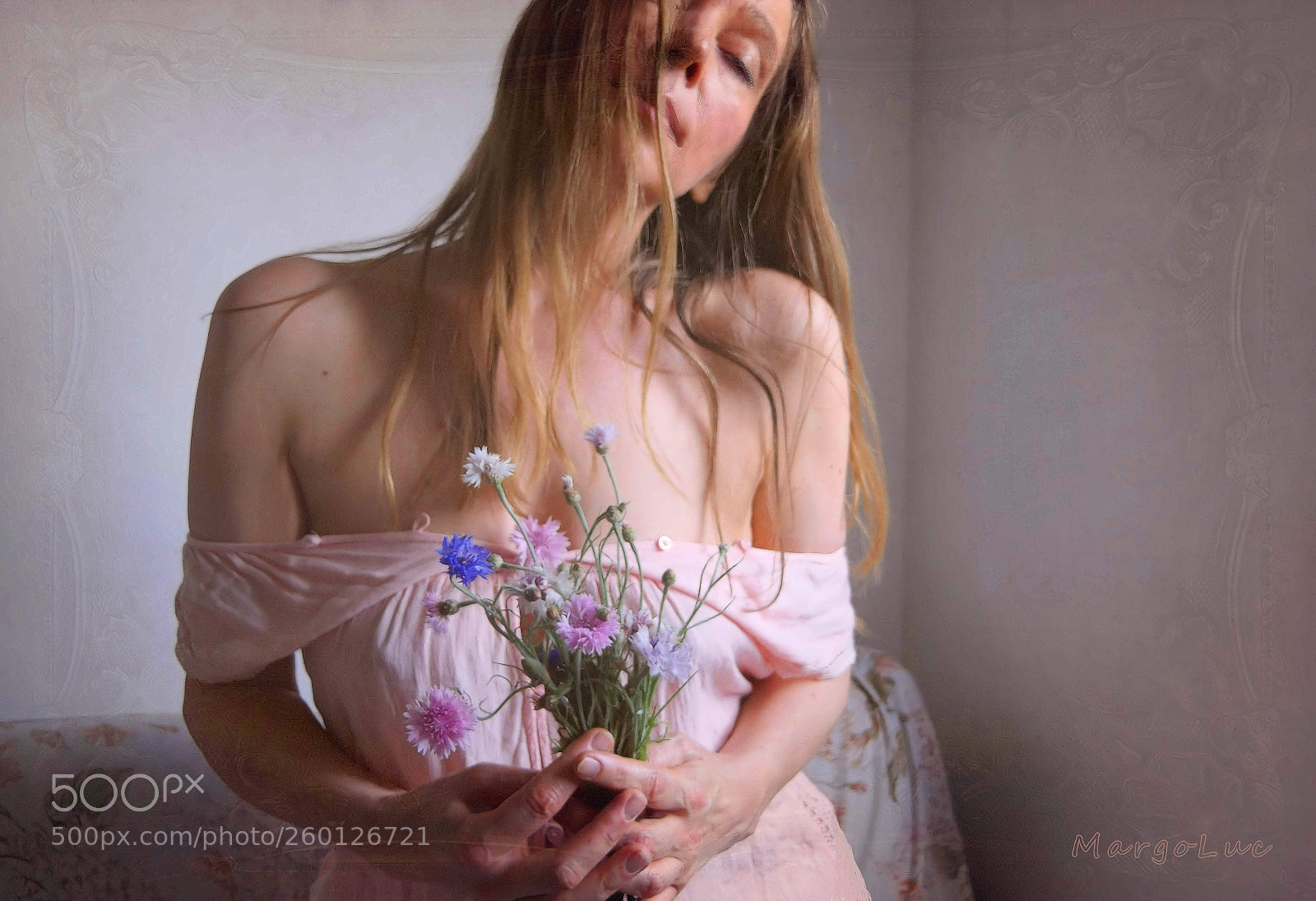 Panasonic Lumix DMC-FZ2500 (Lumix DMC-FZ2000) sample photo. Portrait with cornflowers ... photography
