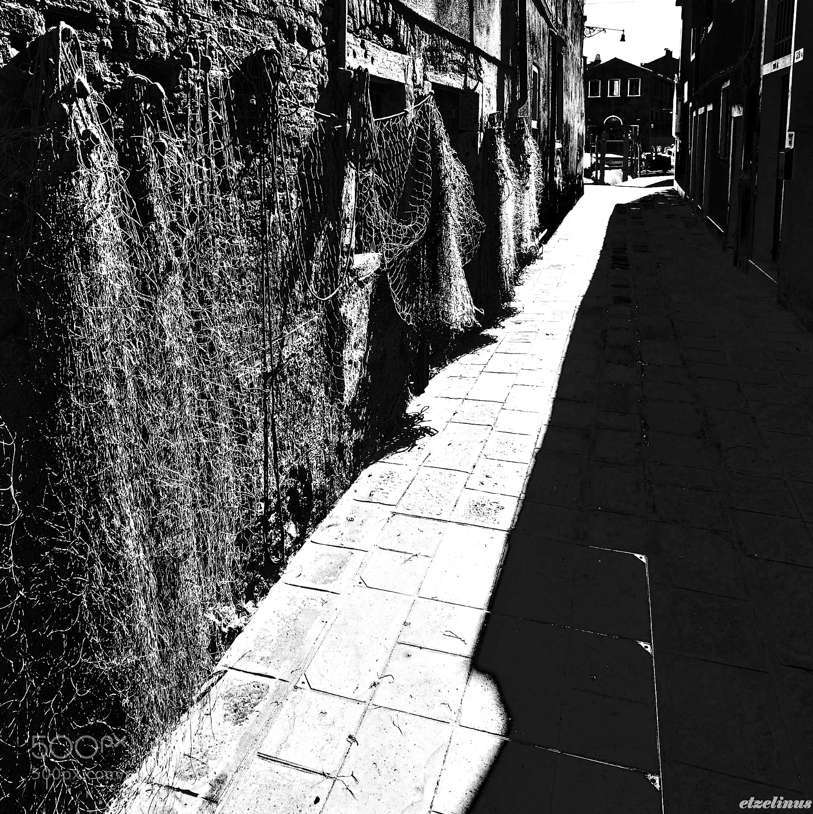 Olympus OM-D E-M5 II sample photo. Reti nel vicolo photography