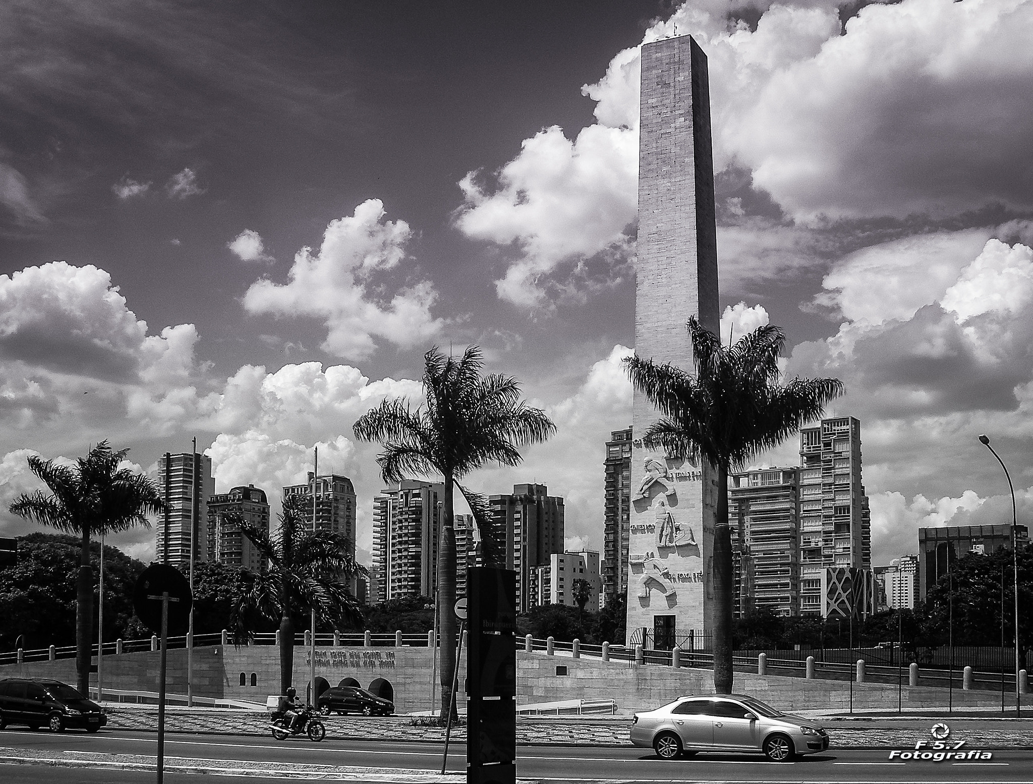 Pentax OPTIO W10 sample photo. Obelisco - b&w photography
