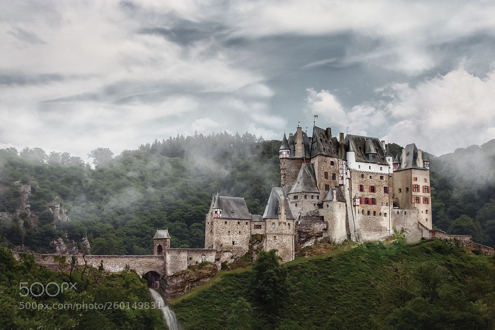 Canon EOS 450D (EOS Rebel XSi / EOS Kiss X2) sample photo. Medieval eltz castle photography