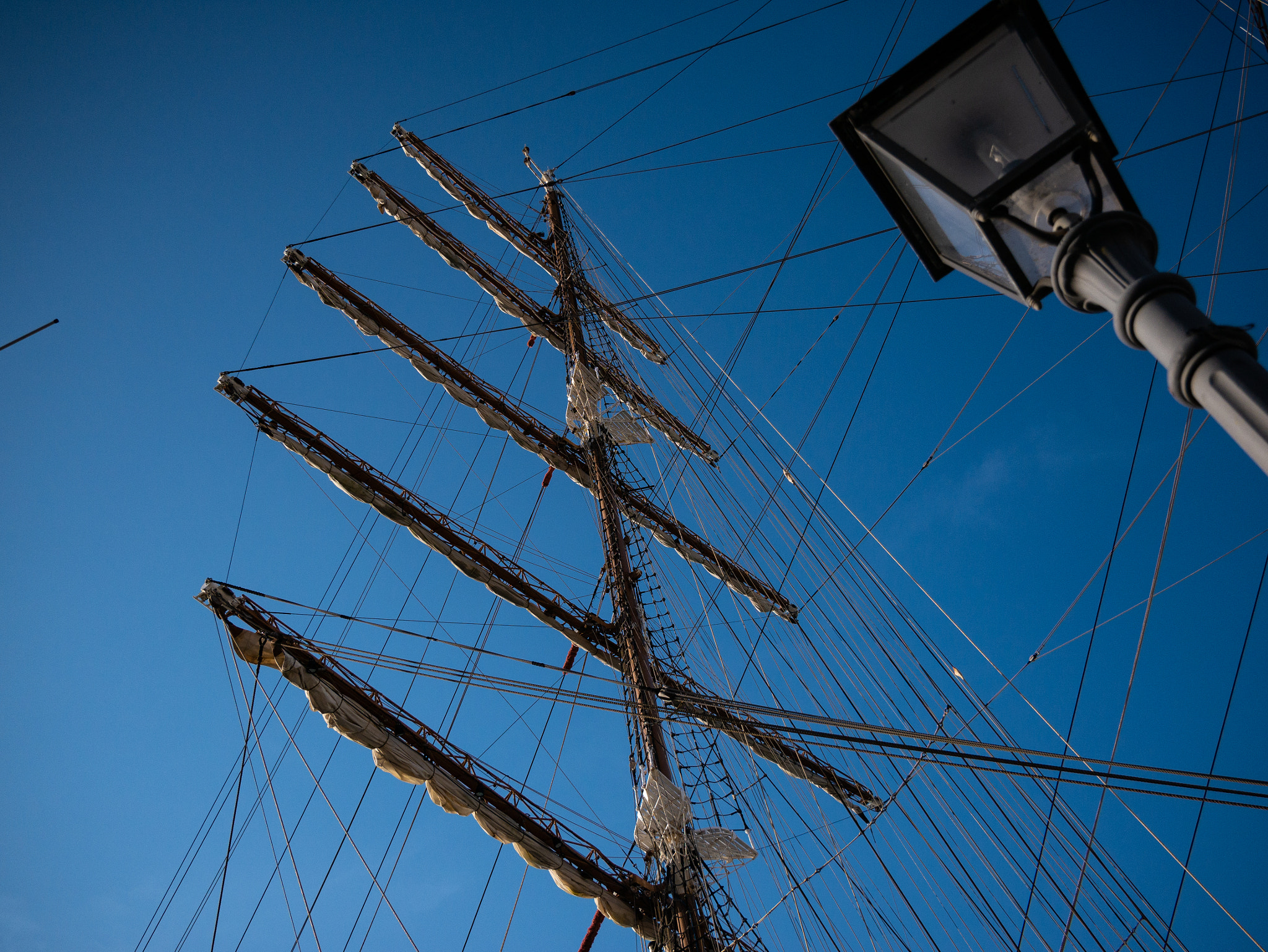 Panasonic Lumix DMC-G85 (Lumix DMC-G80) sample photo. Pirates in the city photography