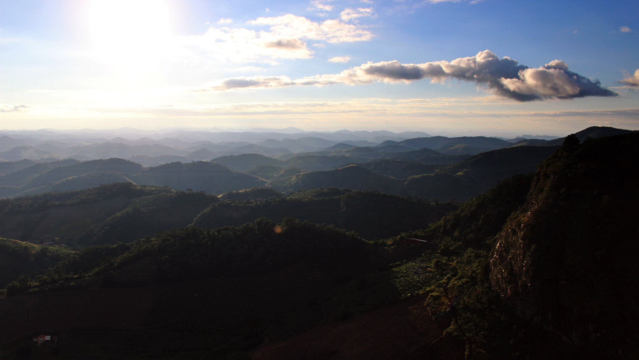 Canon EOS 1200D (EOS Rebel T5 / EOS Kiss X70 / EOS Hi) sample photo. Mar de montanhas photography