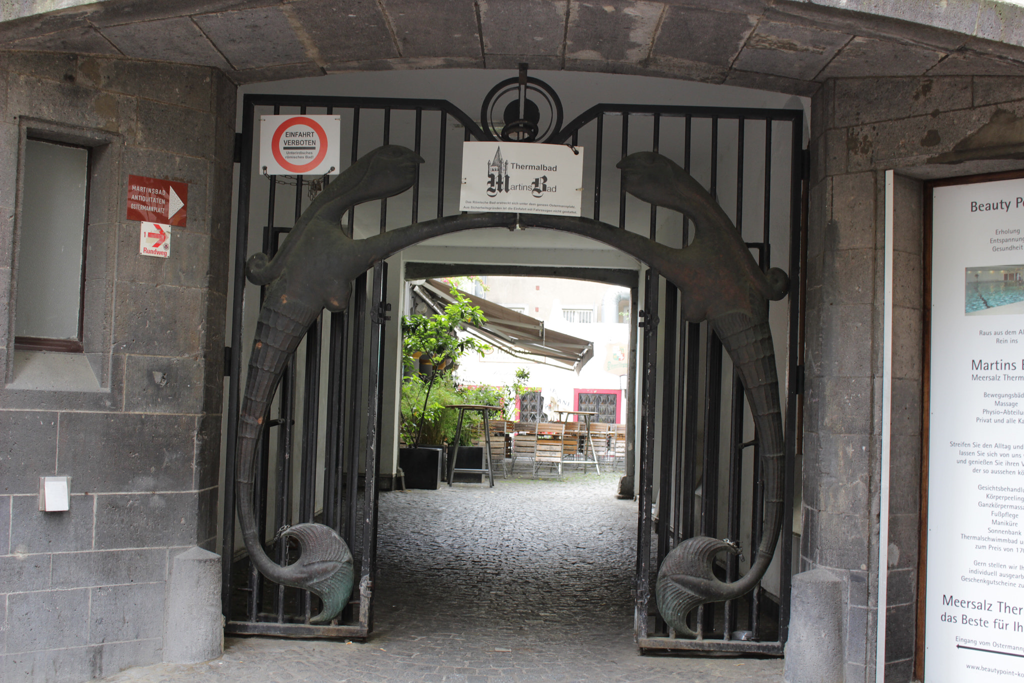 Canon EOS 100D (EOS Rebel SL1 / EOS Kiss X7) sample photo. Courtyard photography