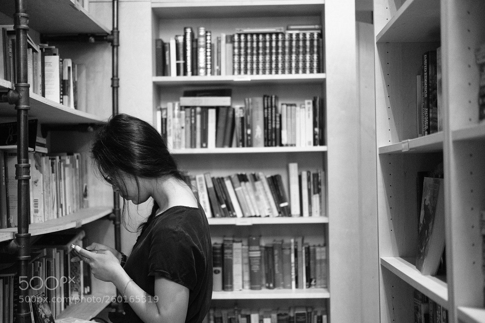 Fujifilm X-Pro2 sample photo. Reading in bookstore photography