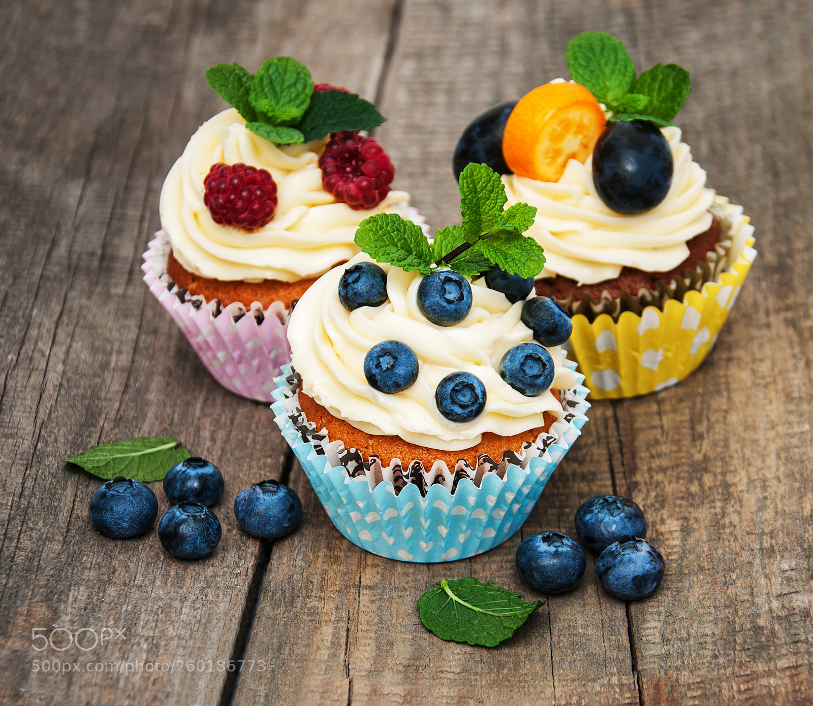 Nikon D90 sample photo. Cupcakes with fresh berries photography