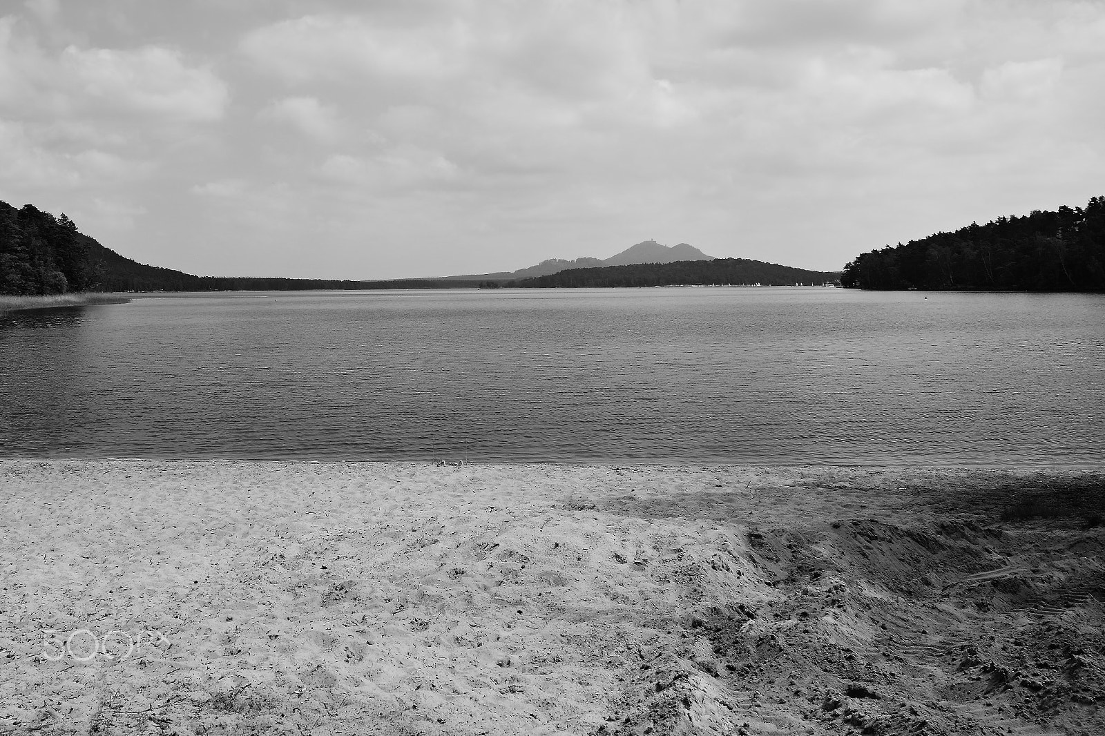 Nikon D5300 sample photo. Machovo jezero lake with bezdez castle on background and sand beach in foreground  in machuv kraj... photography