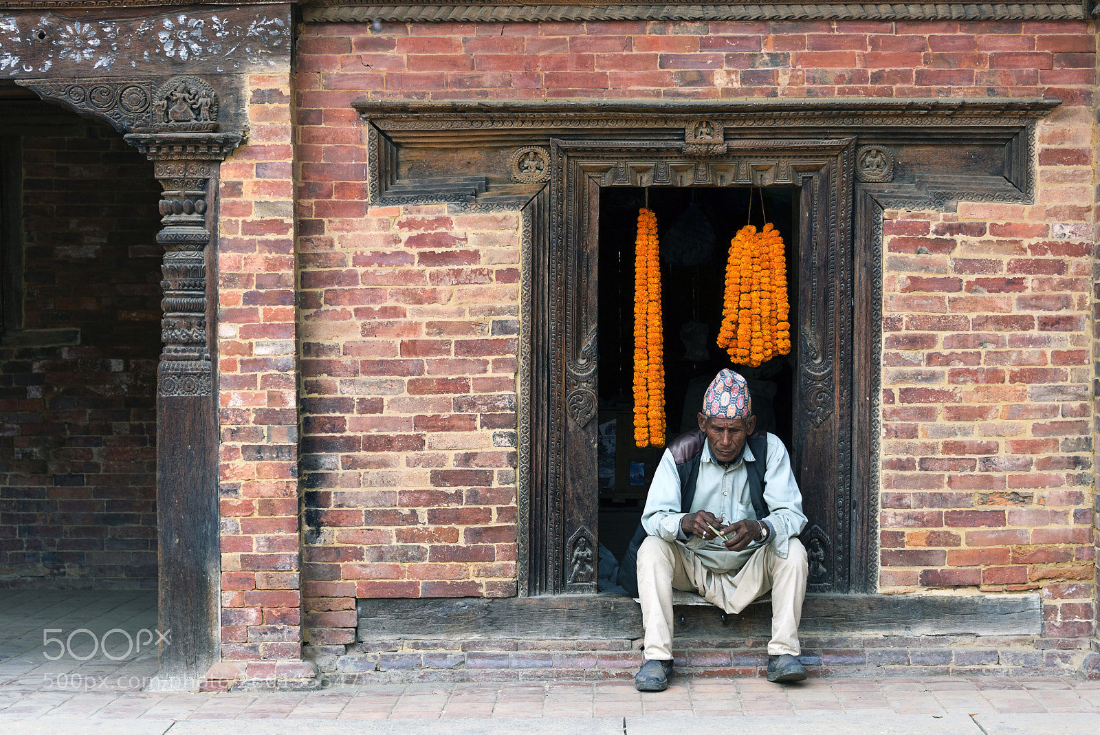 Nikon D750 sample photo. The flower wreaths salesman photography