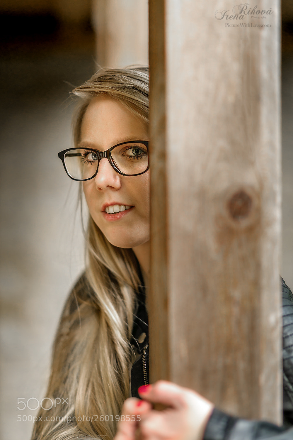 Canon EOS 5D Mark IV sample photo. Behind a column photography