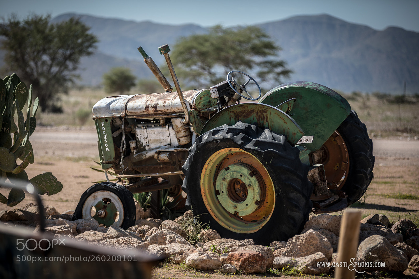 Canon EOS 5D Mark IV sample photo. Tractor - exterior view photography
