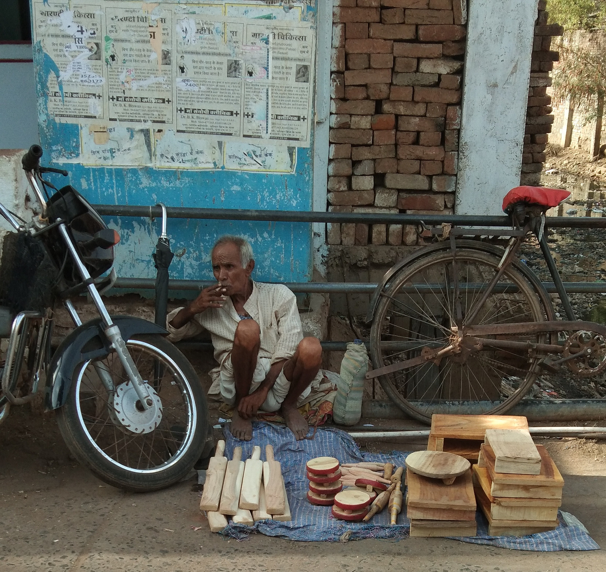 vivo 1724 sample photo. Old man tries to buy wooden stuff photography