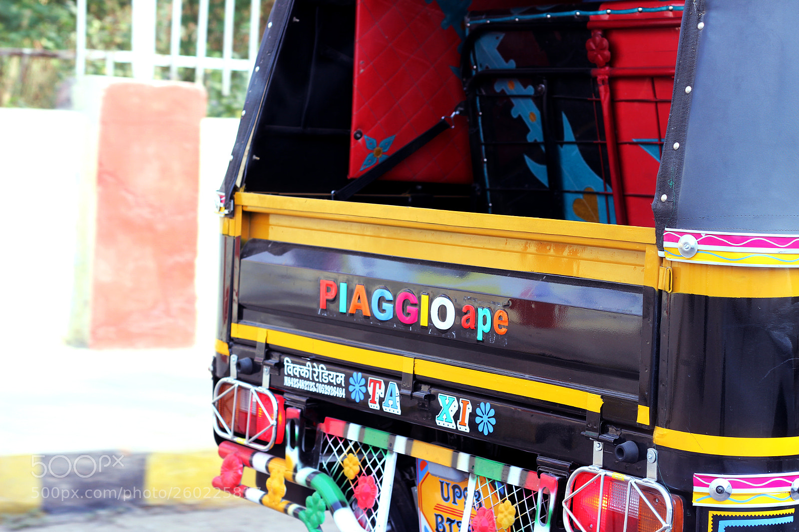 Canon EOS 600D (Rebel EOS T3i / EOS Kiss X5) sample photo. Colorful transports of life photography