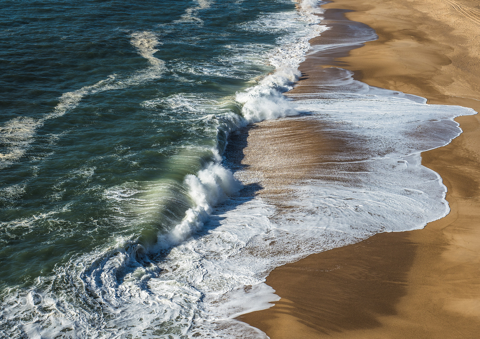 Olympus OM-D E-M1 Mark II sample photo. Waves in nazaré photography