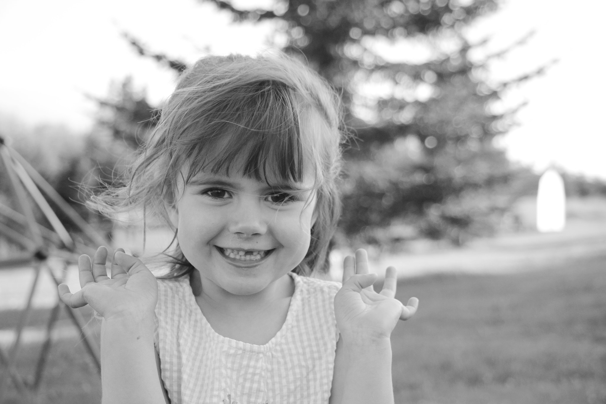 Canon EOS 600D (Rebel EOS T3i / EOS Kiss X5) sample photo. Waving hello photography