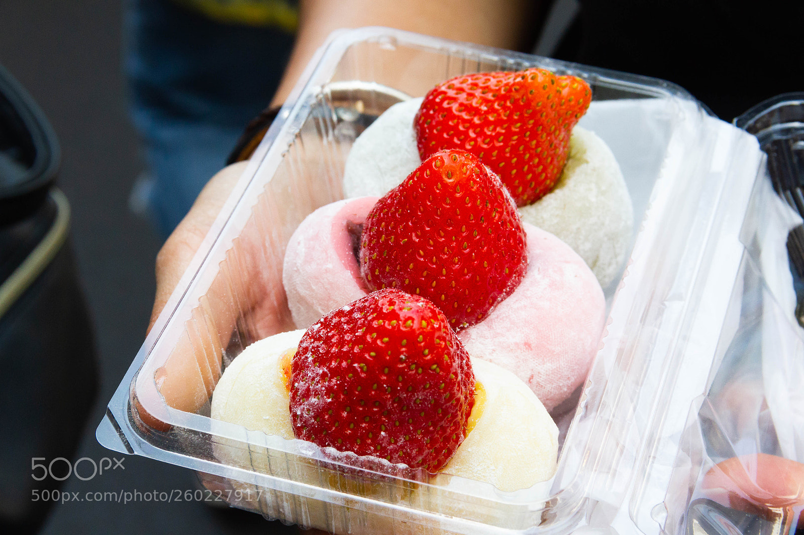 Canon EOS 550D (EOS Rebel T2i / EOS Kiss X4) sample photo. Closeup red strawberry on photography