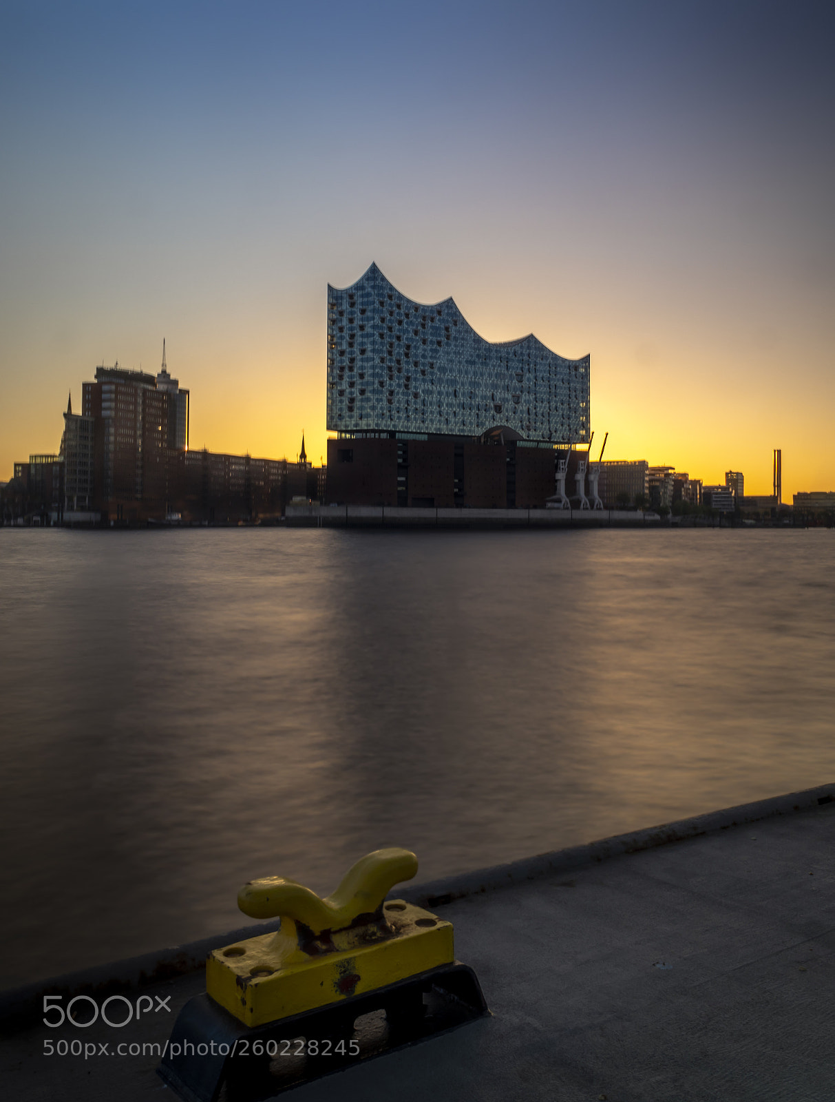 Canon EOS 200D (EOS Rebel SL2 / EOS Kiss X9) sample photo. Elbphilharmonie bei sonnenaufgang photography
